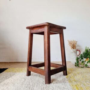 Tabouret de ferme ancien en chêne massif – Look Brutaliste Rustique