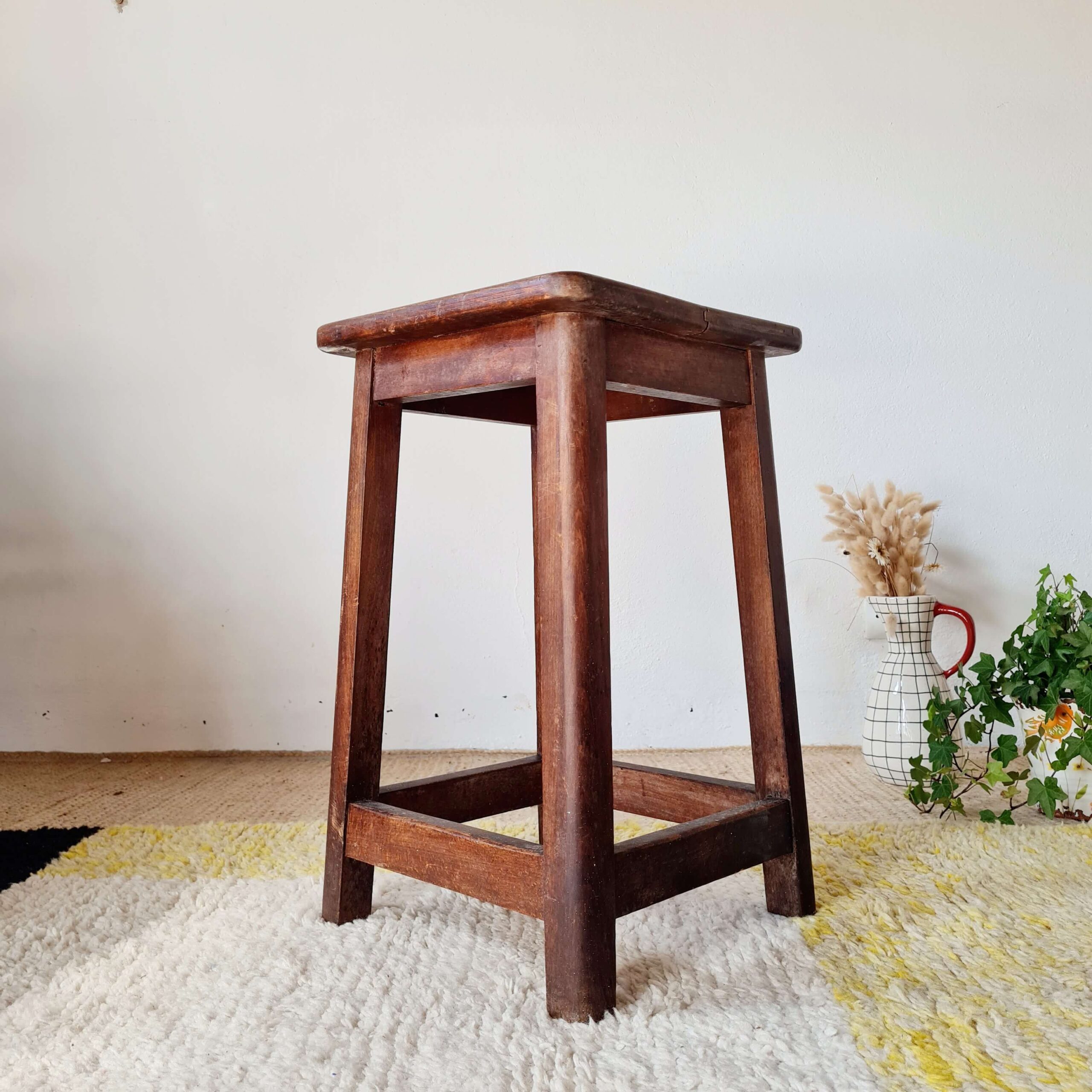Tabouret de ferme ancien en chêne massif – Look Brutaliste Rustique