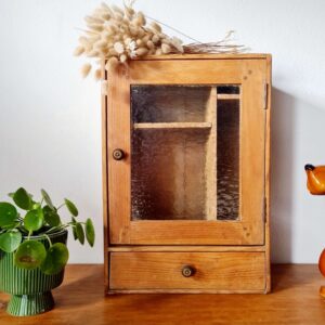 Petite vitrine murale ancienne en bois blond