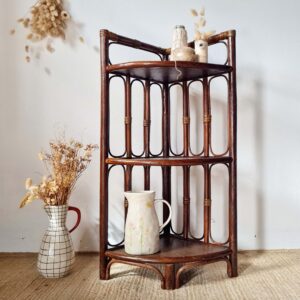 Etagère d'angle en rotin vintage - bibliothèque ancienne