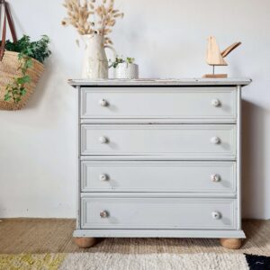 Commode ancienne à 4 tiroirs – Gris patiné