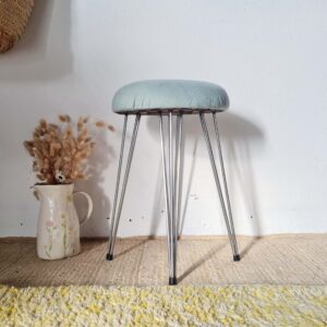Tabouret vintage années 50, pieds fuseaux en métal et velours côtelé bleu