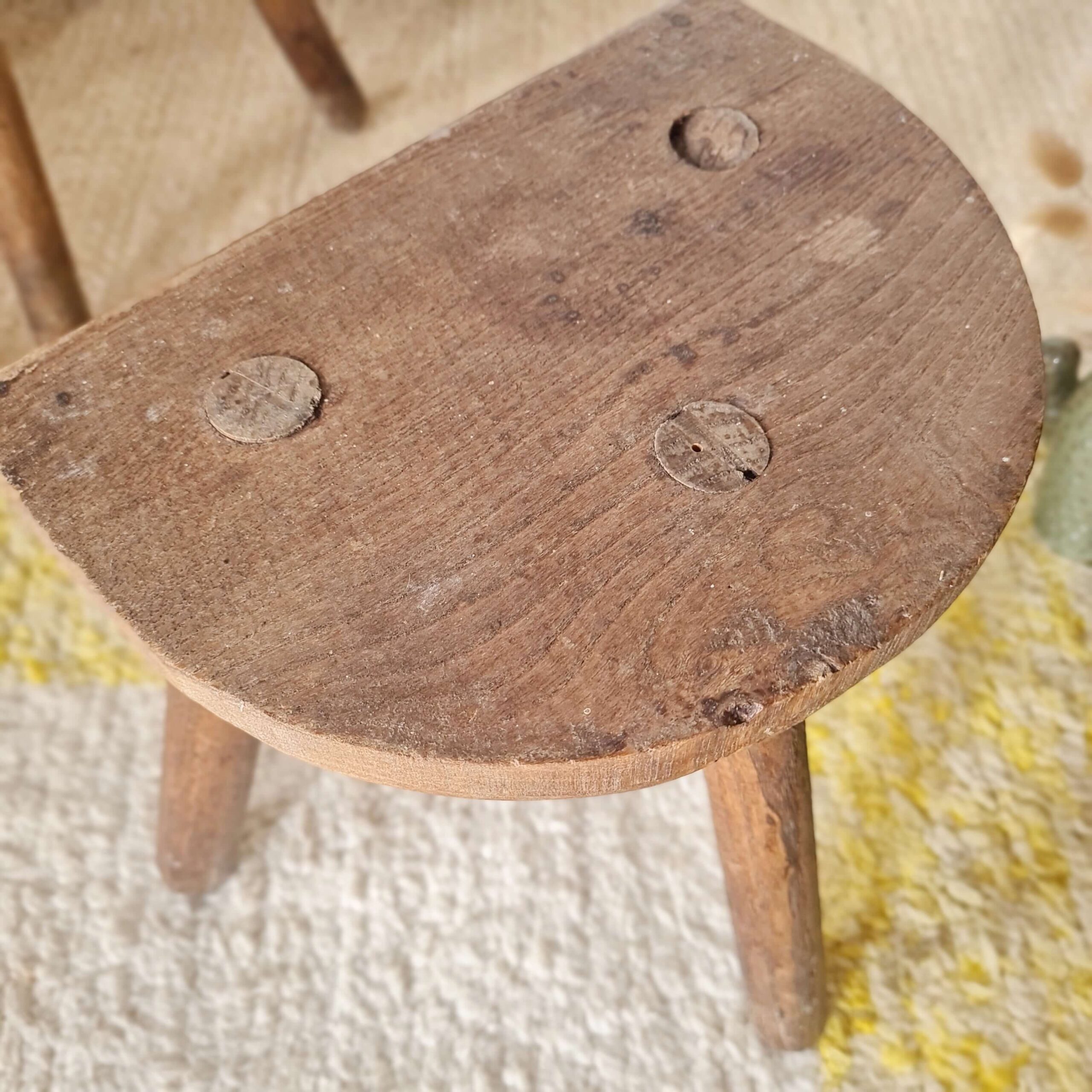 Paire de tabourets tripodes anciens brutalistes