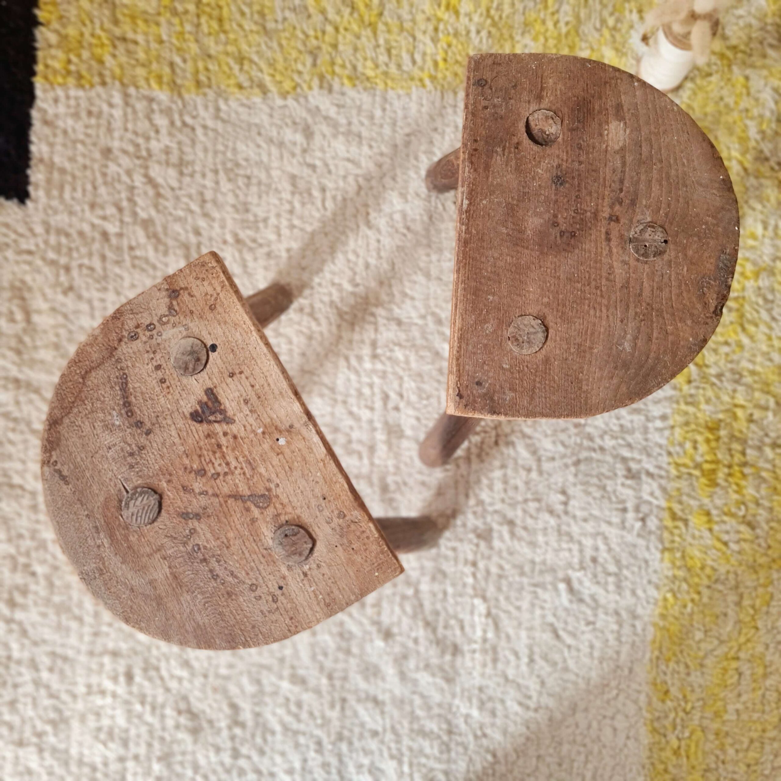 Paire de tabourets tripodes anciens brutalistes