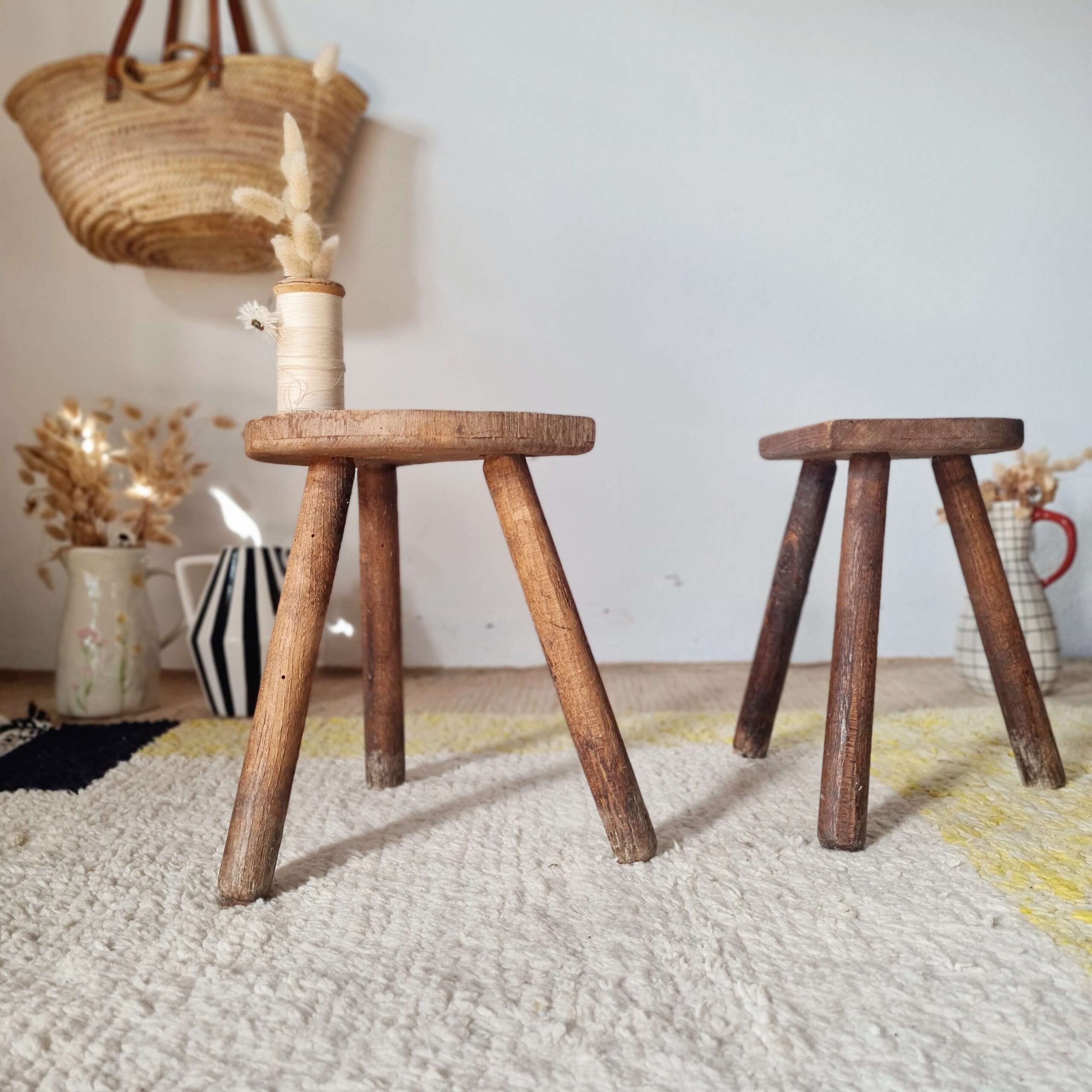 Paire de tabourets tripodes anciens brutalistes