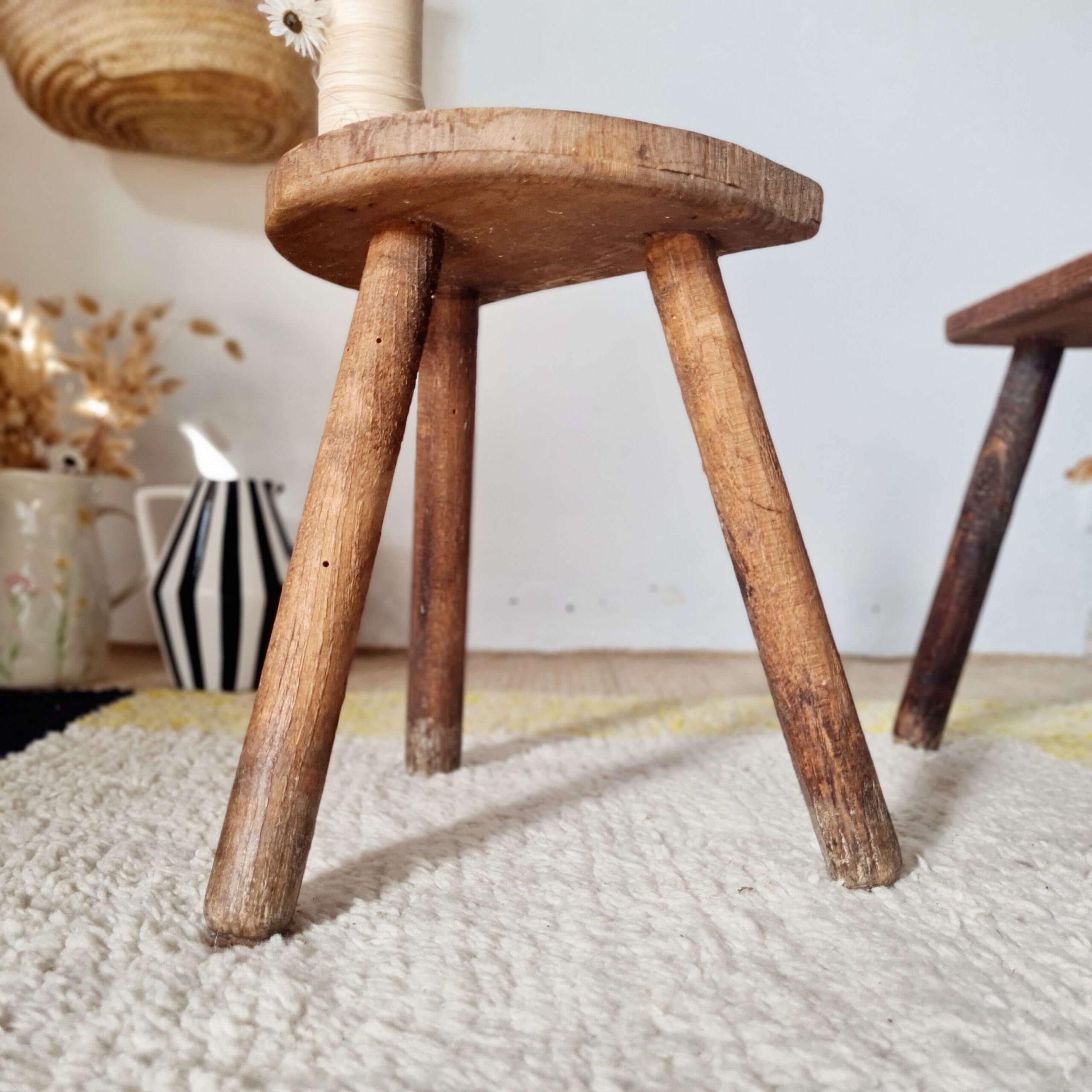Paire de tabourets tripodes anciens brutalistes