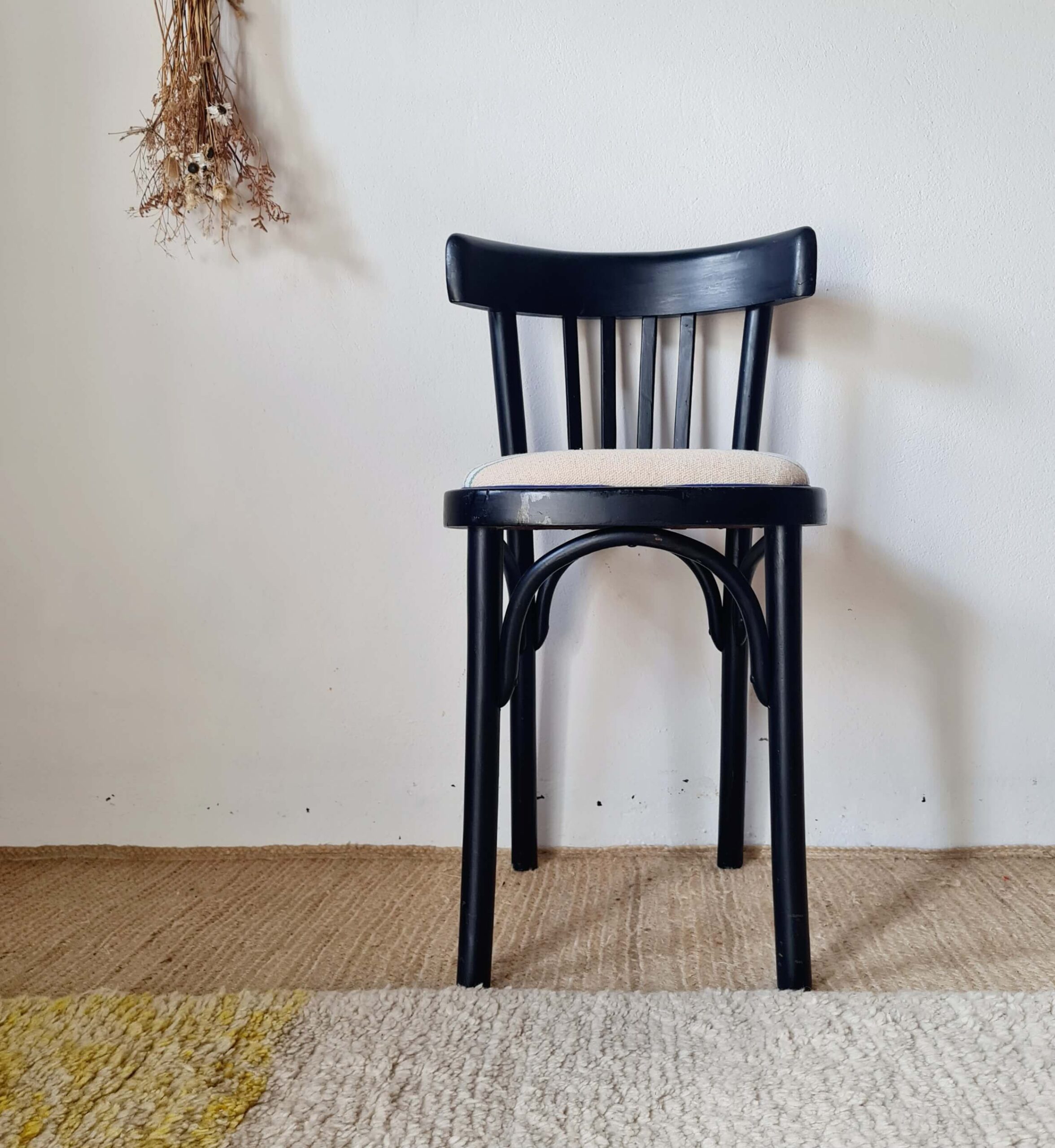 Chaise bistrot vintage vue de profil