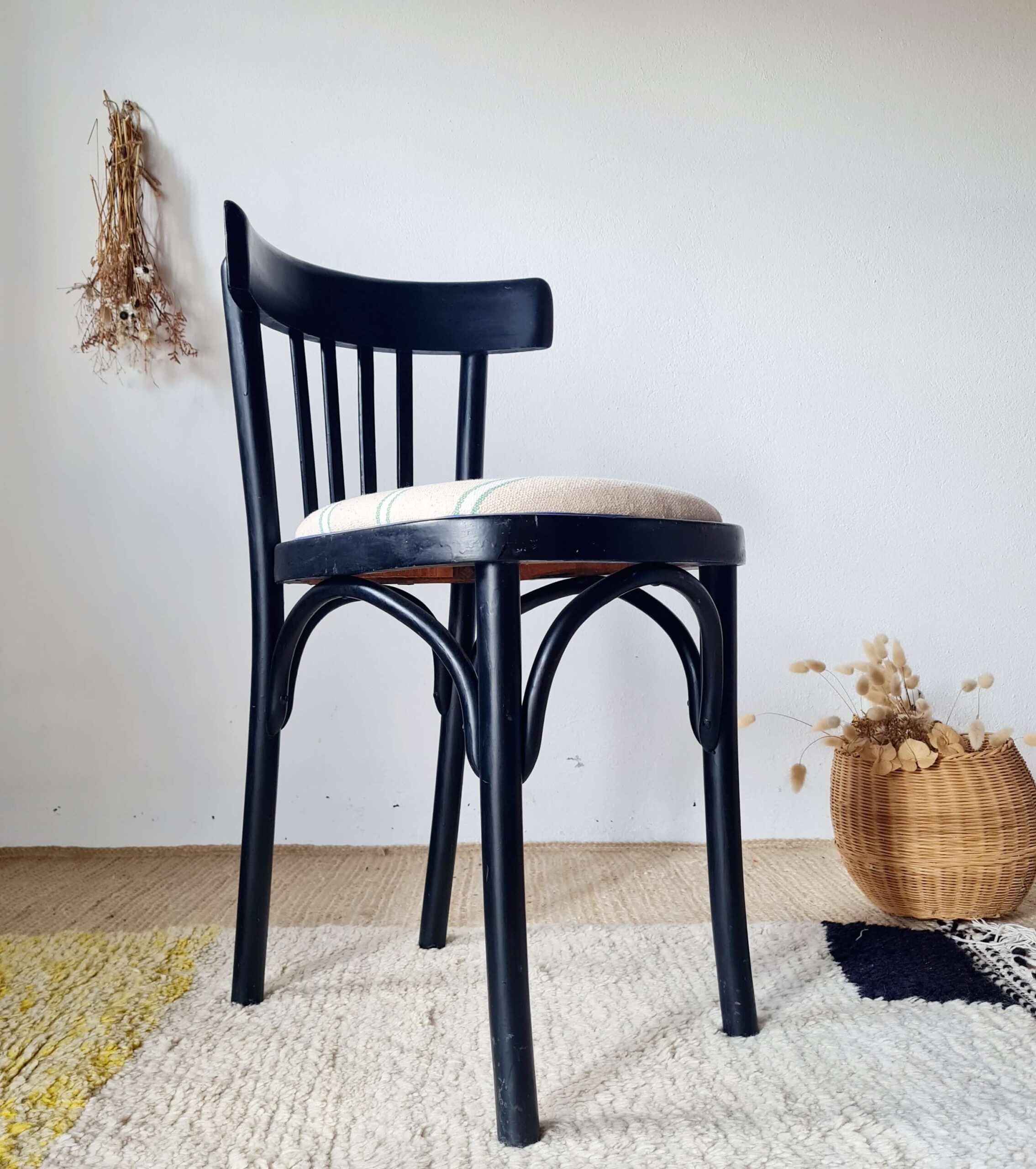 Pieds fuselés et structure bois d'une chaise de bistrot d'époque