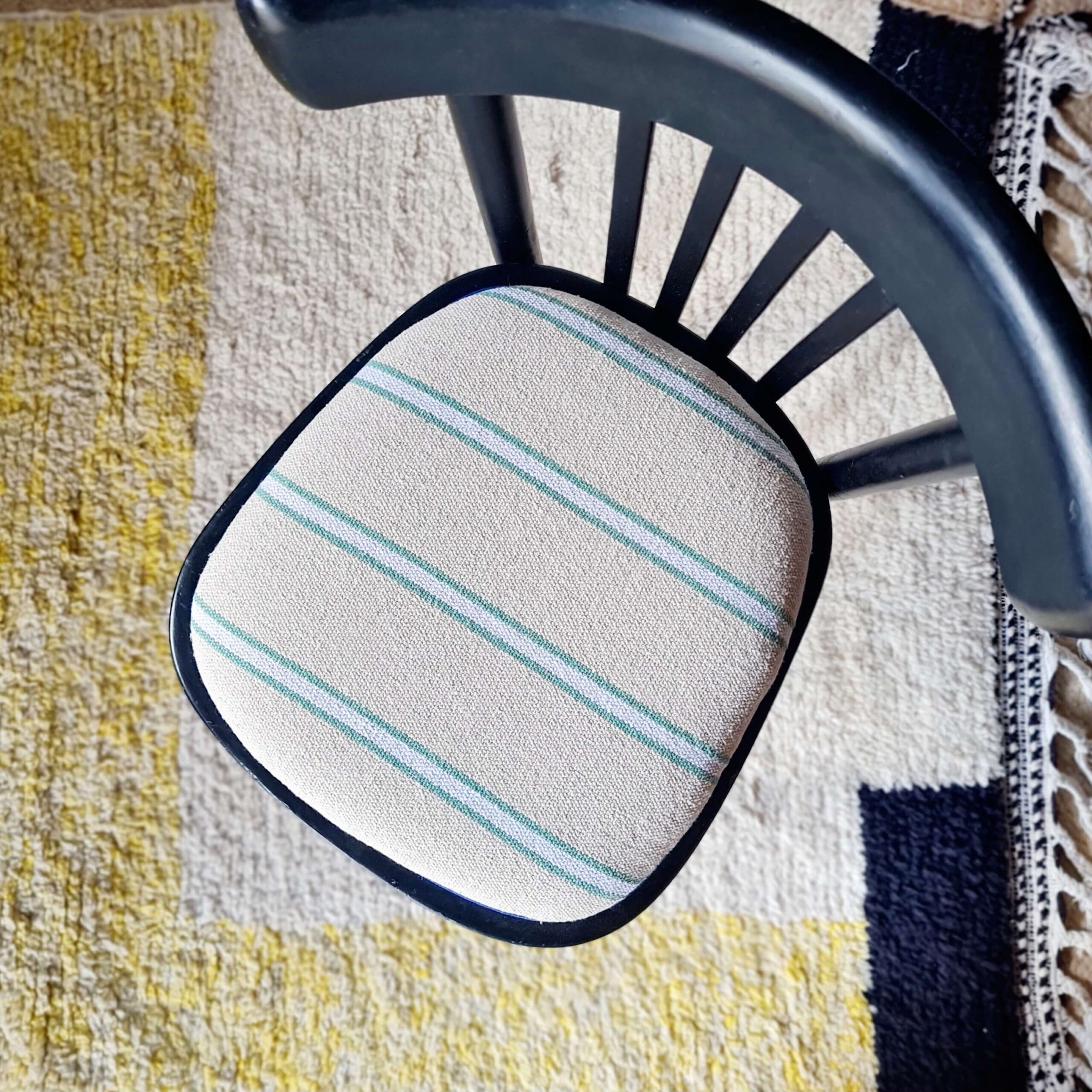 Assise tapissée en tissu naturel de chaise de bistrot rétro