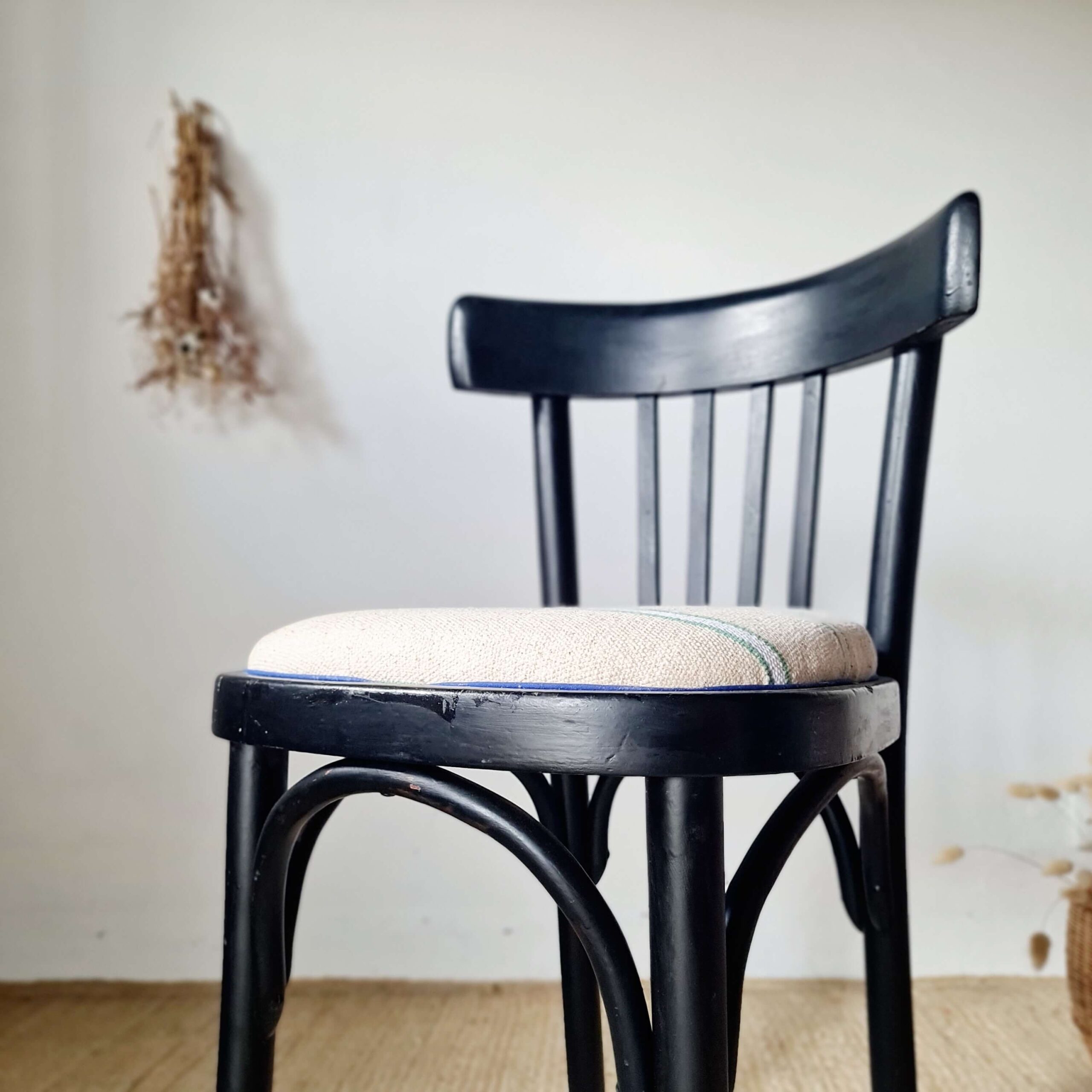 Chaise bistrot bois courbé noir assise rayures