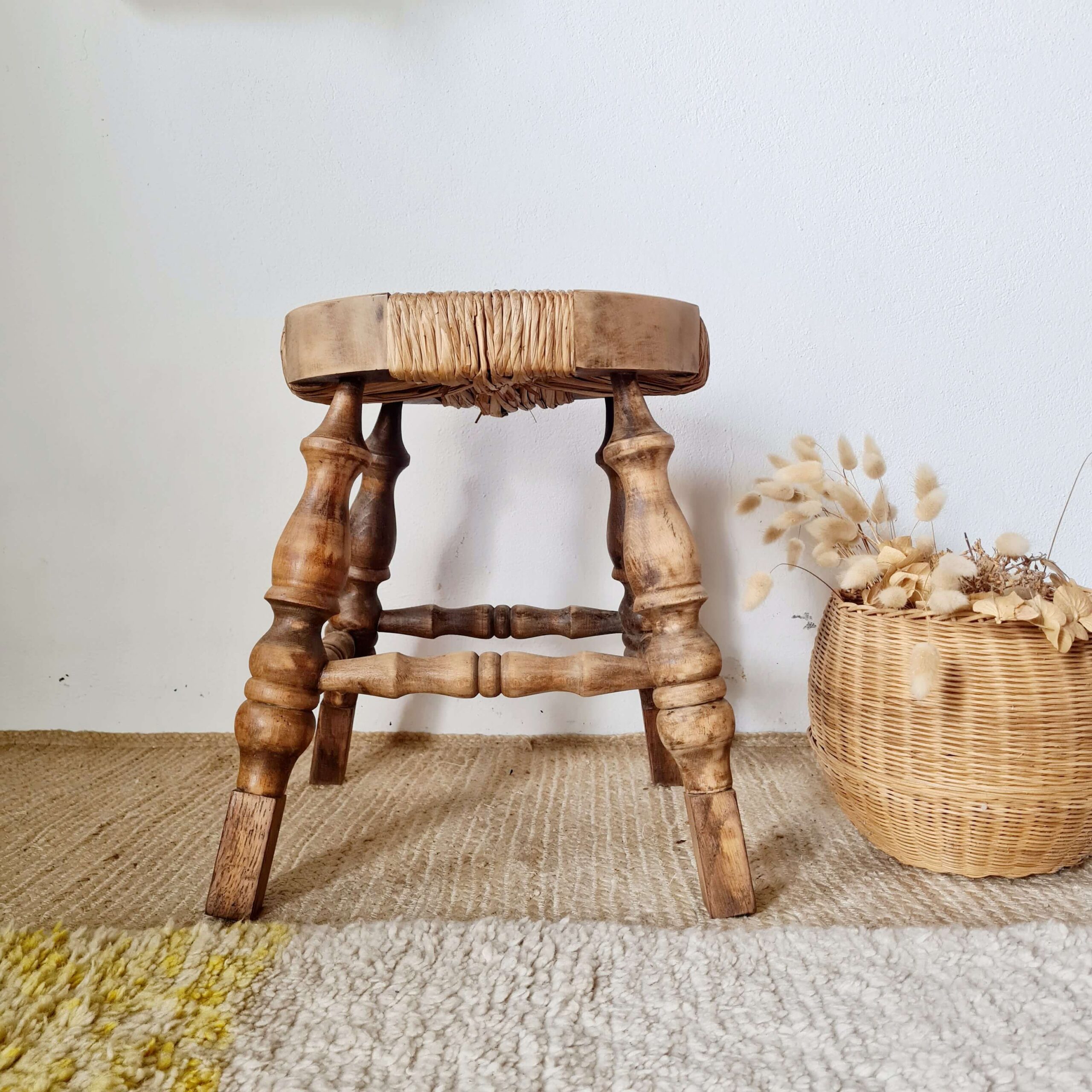 Tabouret tripode style "Bobbin" bois tourné et paille