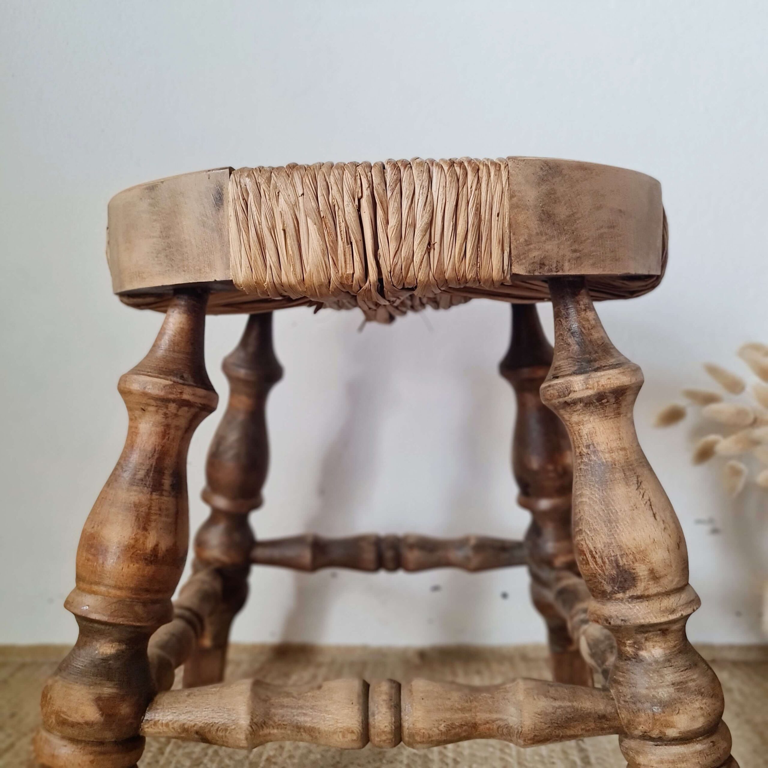 Tabouret tripode style "Bobbin" bois tourné et paille