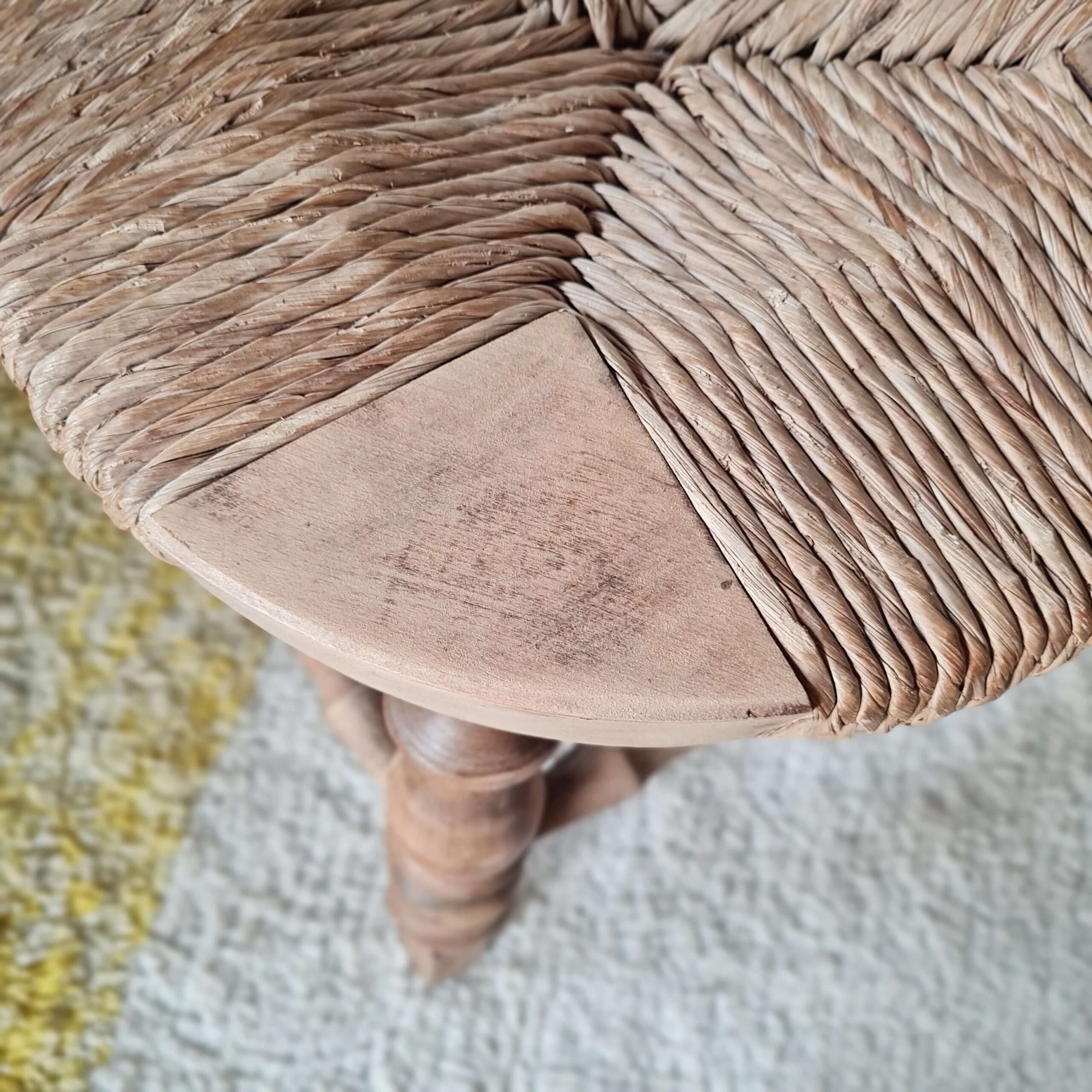 Tabouret tripode style "Bobbin" bois tourné et paille