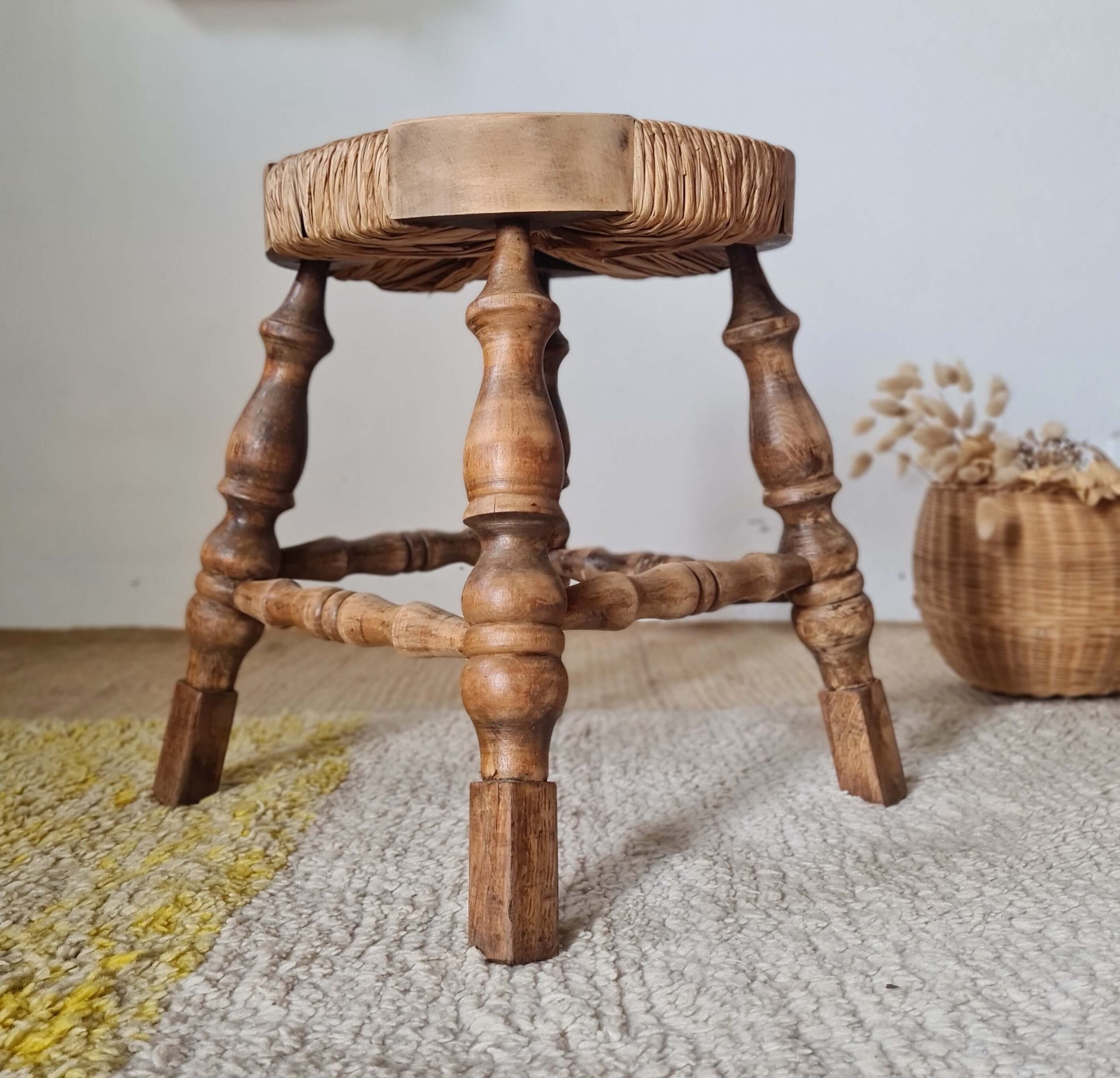 Tabouret tripode style "Bobbin" bois tourné et paille