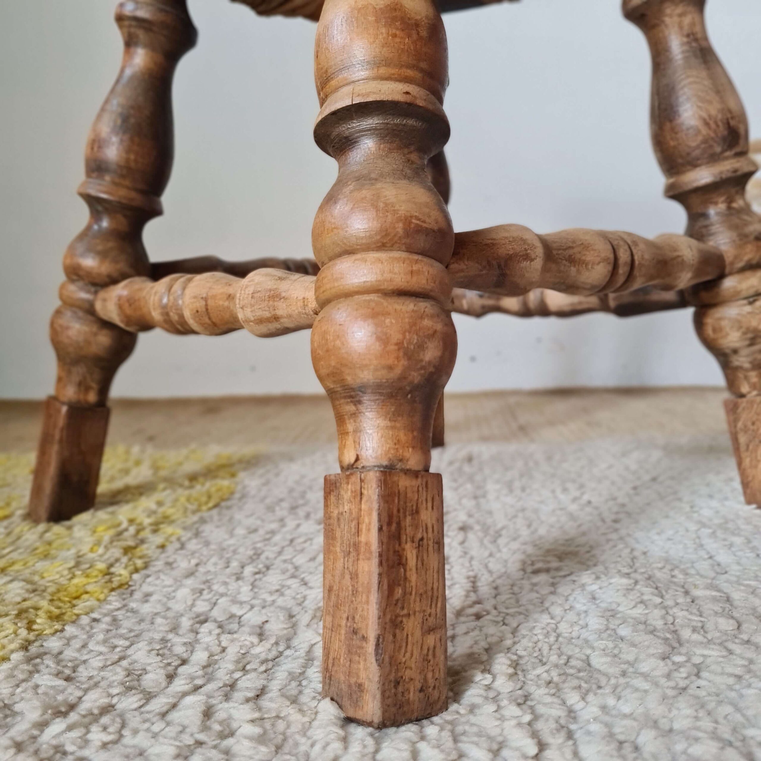 Tabouret tripode style "Bobbin" bois tourné et paille