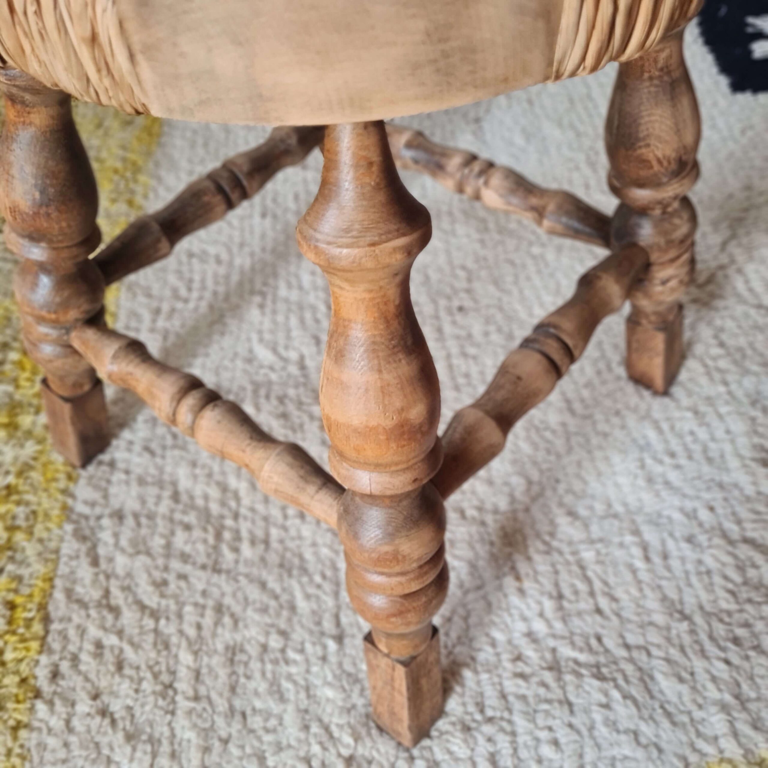 Tabouret tripode style "Bobbin" bois tourné et paille