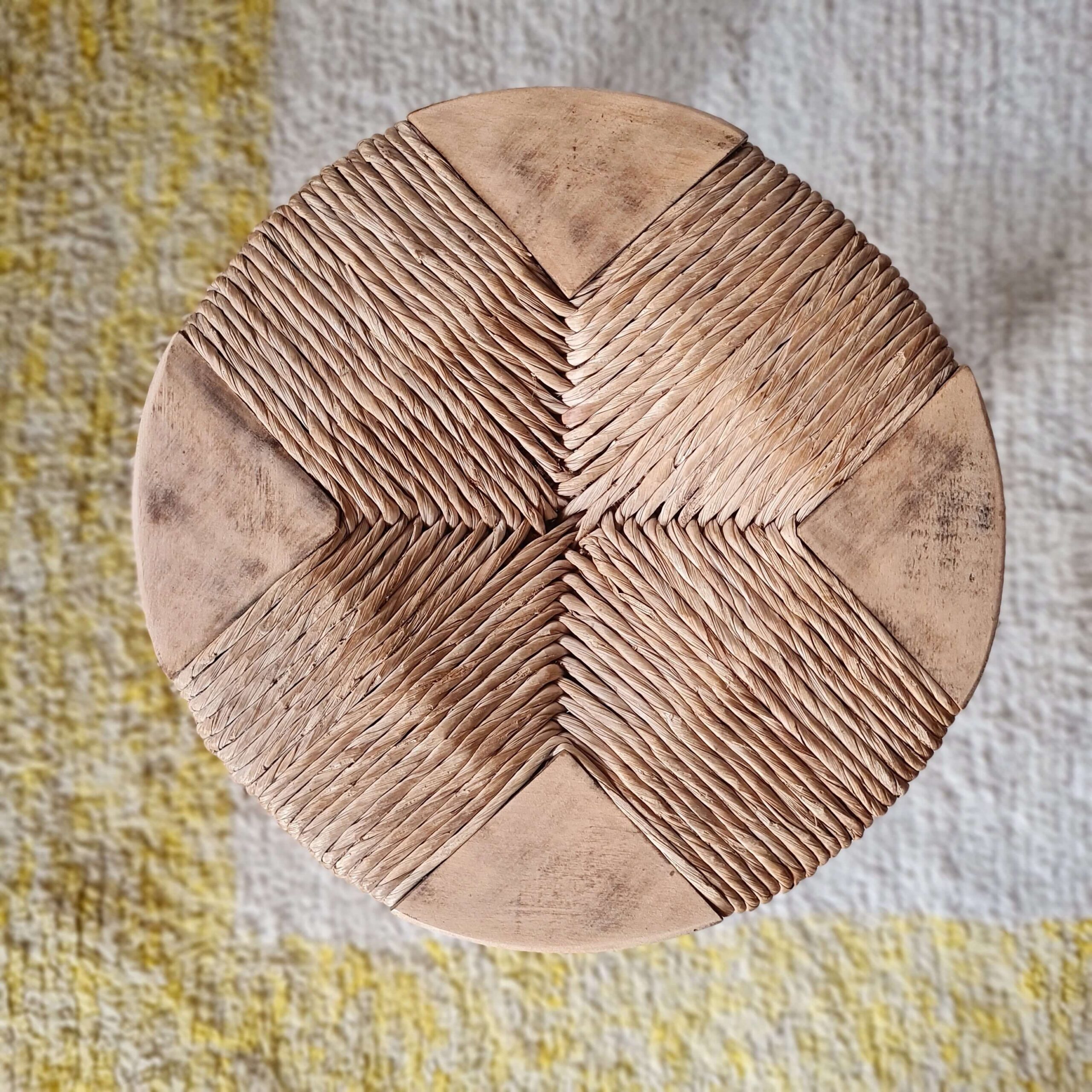 Tabouret tripode style "Bobbin" bois tourné et paille