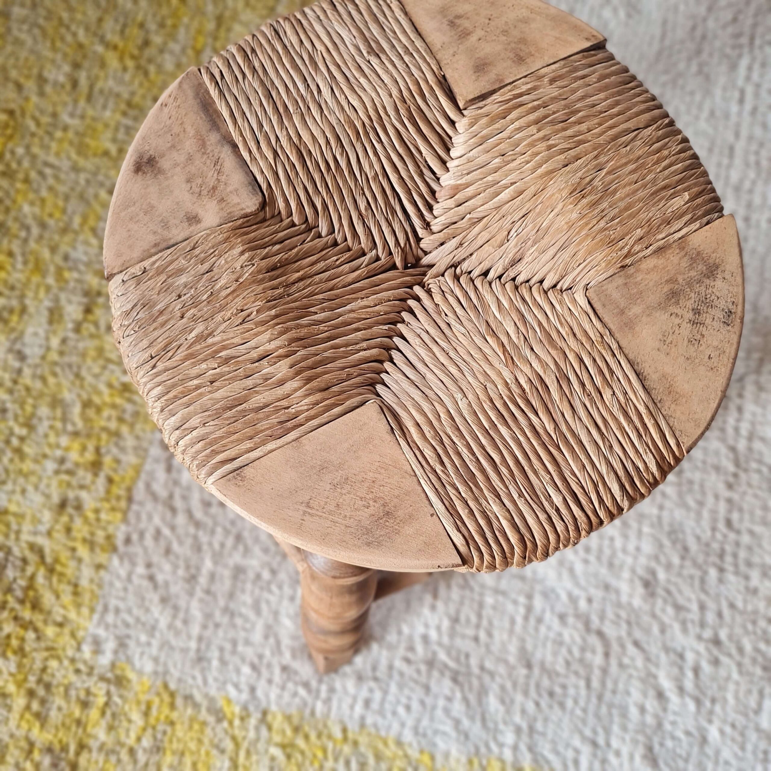 Tabouret tripode style "Bobbin" bois tourné et paille