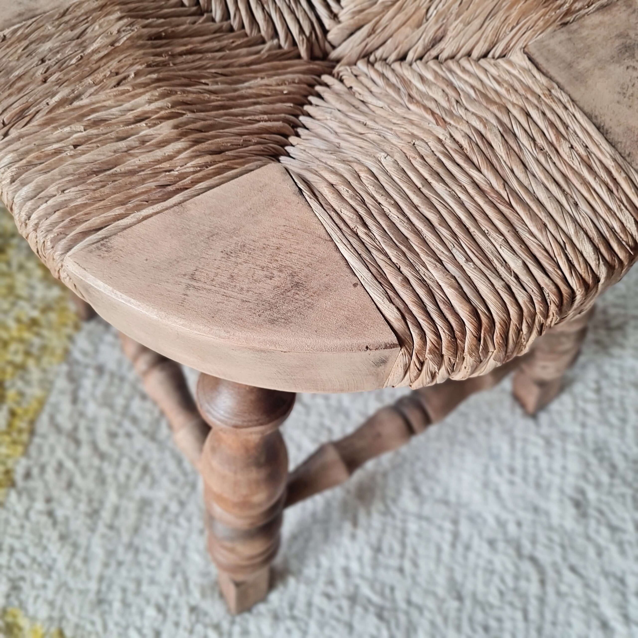 Tabouret tripode style "Bobbin" bois tourné et paille