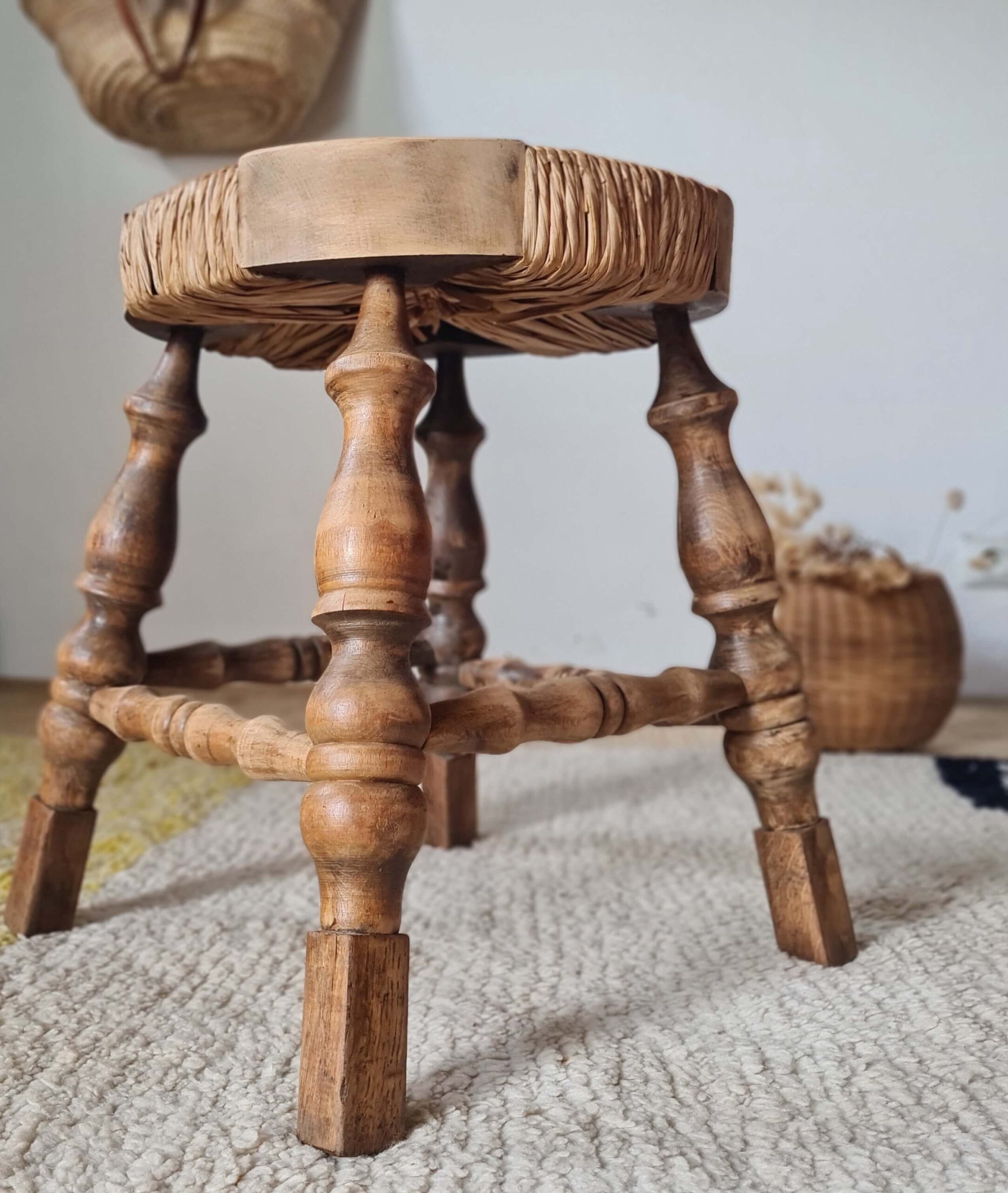 Tabouret tripode style "Bobbin" bois tourné et paille