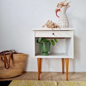 Table de chevet scandinave en bois blanc avec pieds compas bicolores et bouton de tiroir noir