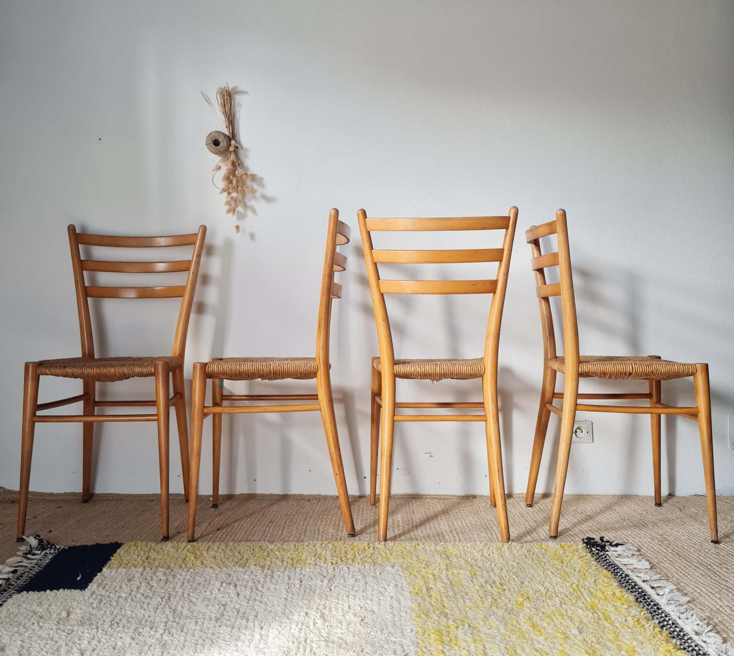 Suite de 4 chaises italiennes vintage en bois et paille