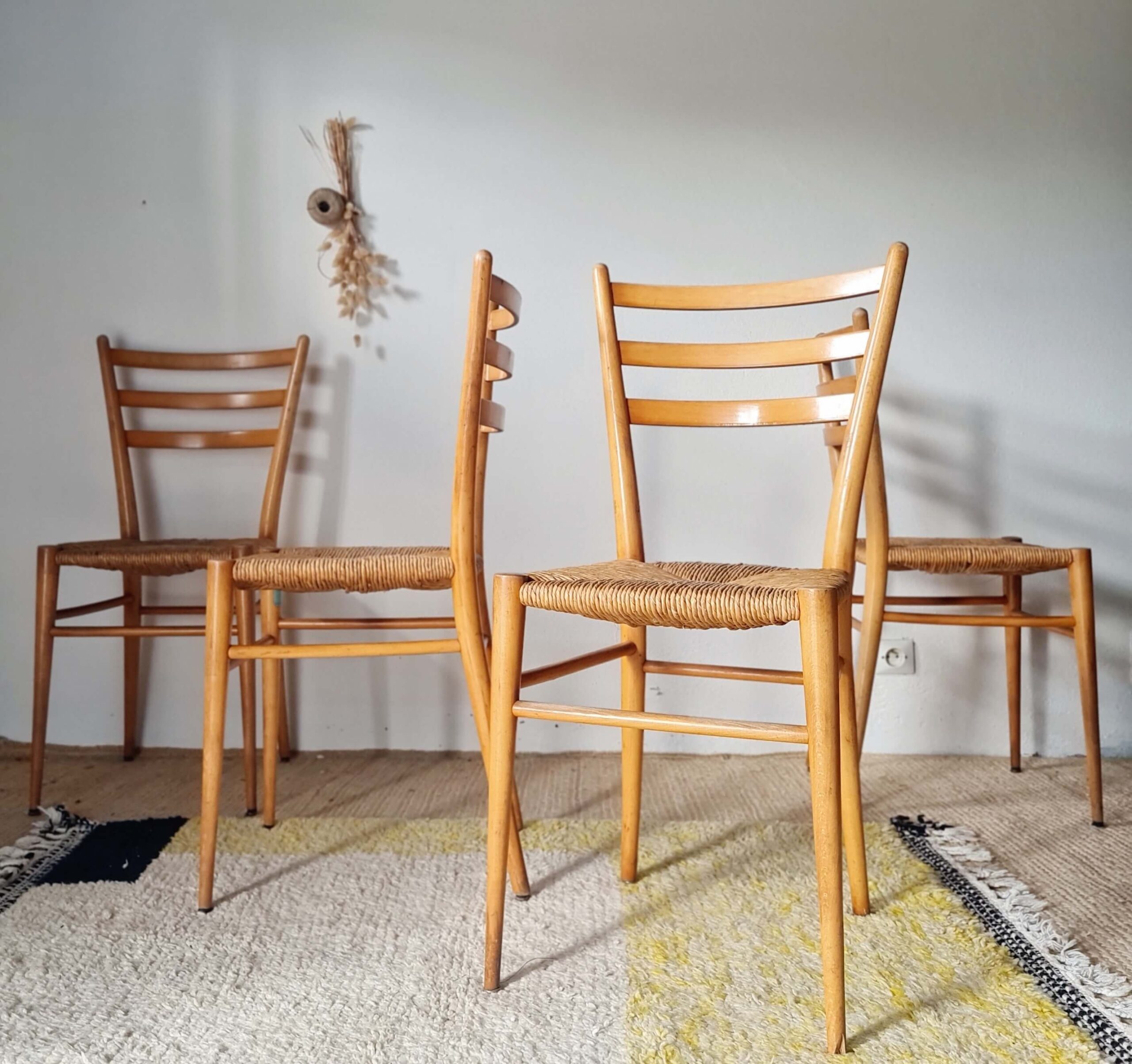 Suite de 4 chaises italiennes vintage en bois et paille