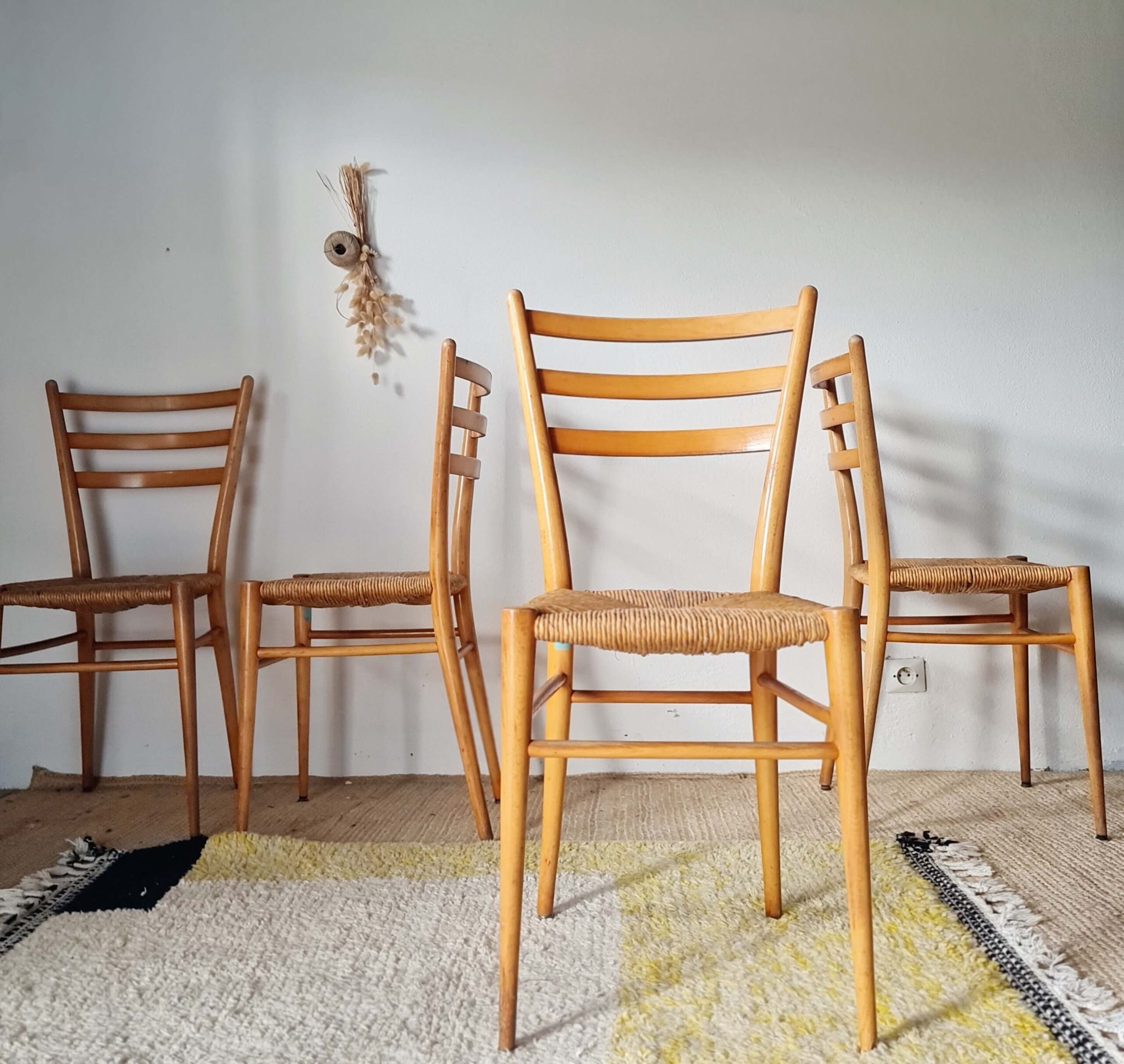 Suite de 4 chaises italiennes vintage en bois et paille