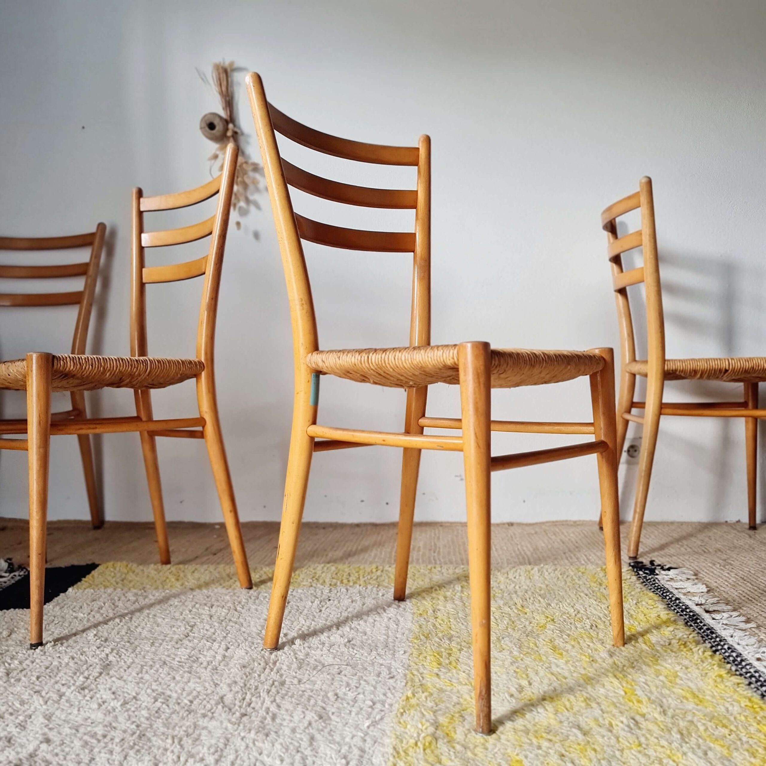 Suite de 4 chaises italiennes vintage en bois et paille