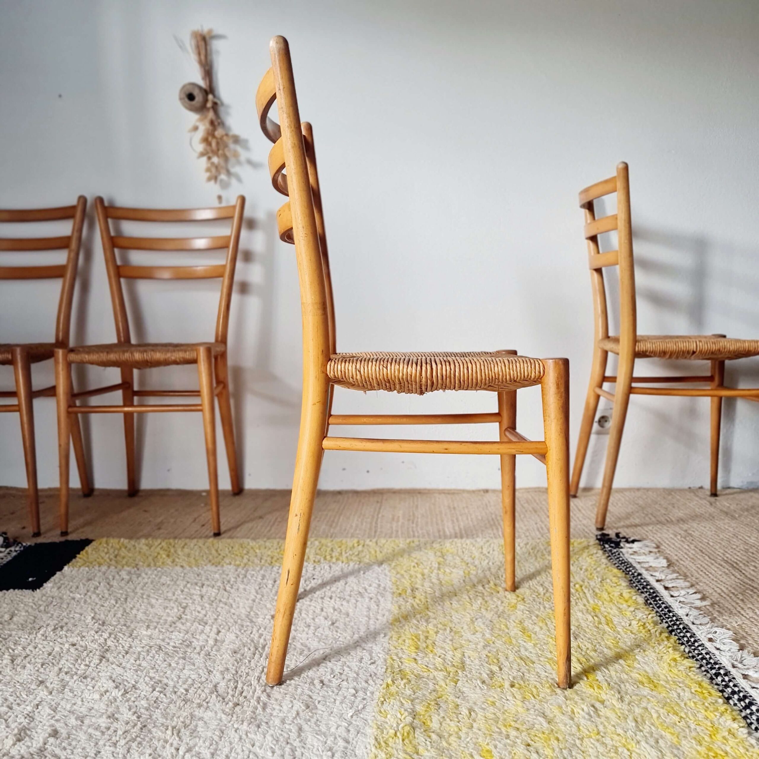 Suite de 4 chaises italiennes vintage en bois et paille