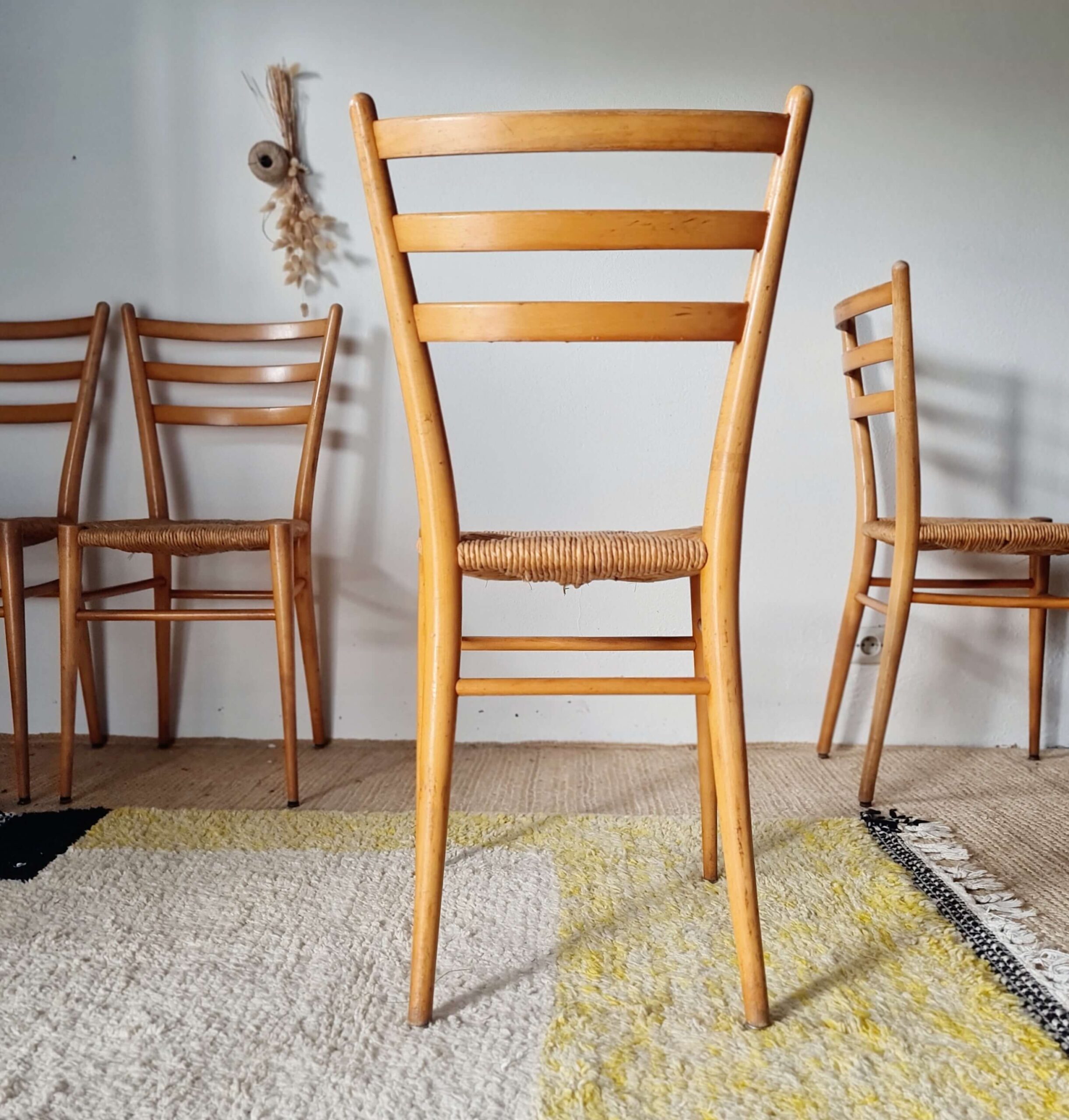 Suite de 4 chaises italiennes vintage en bois et paille