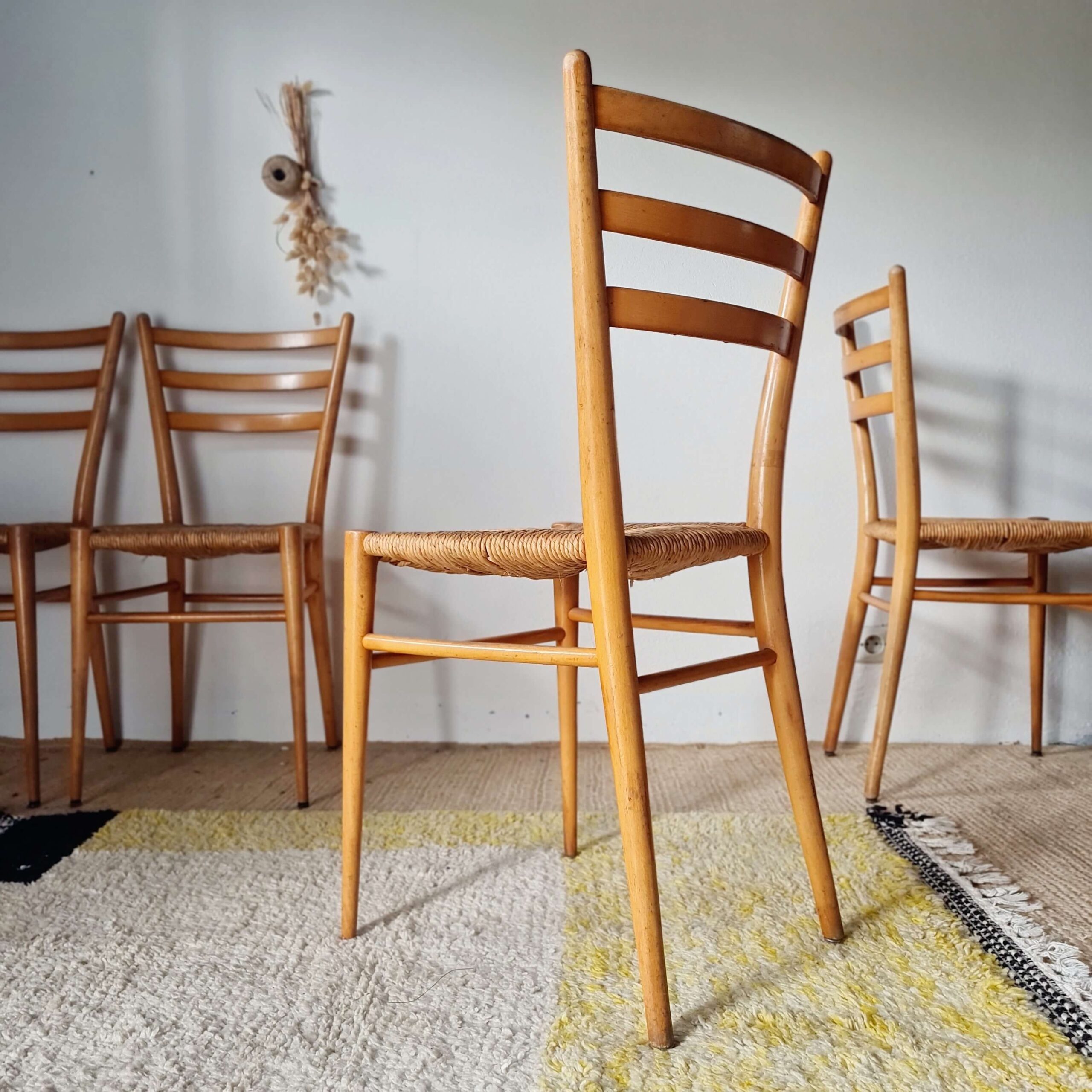 Suite de 4 chaises italiennes vintage en bois et paille