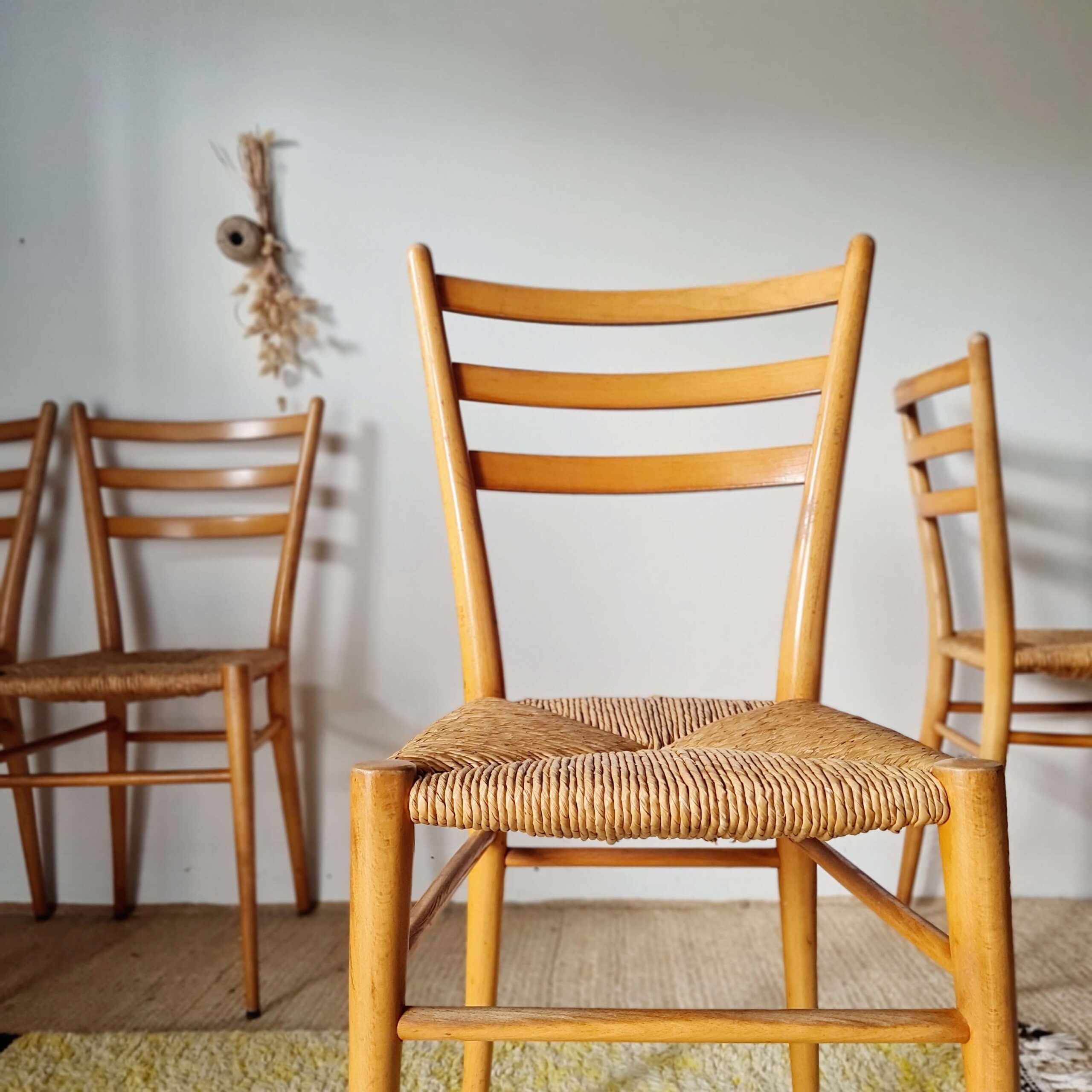 Suite de 4 chaises italiennes vintage en bois et paille