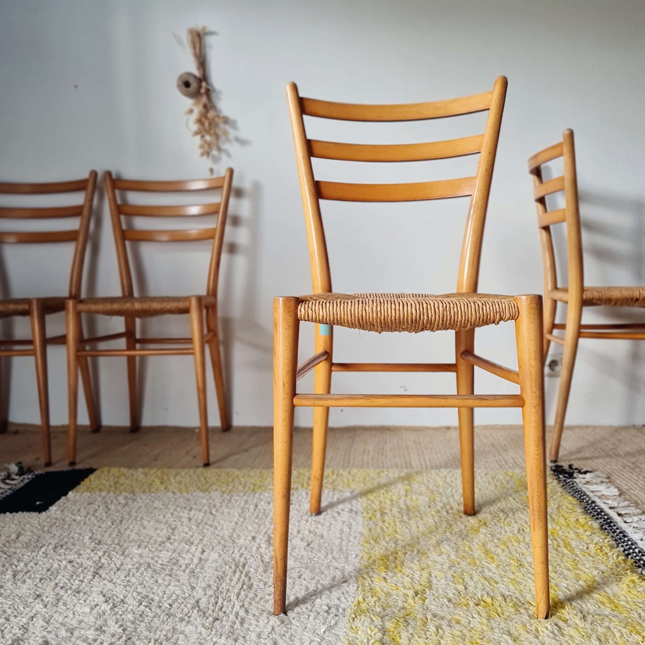 Suite de 4 chaises italiennes vintage en bois et paille