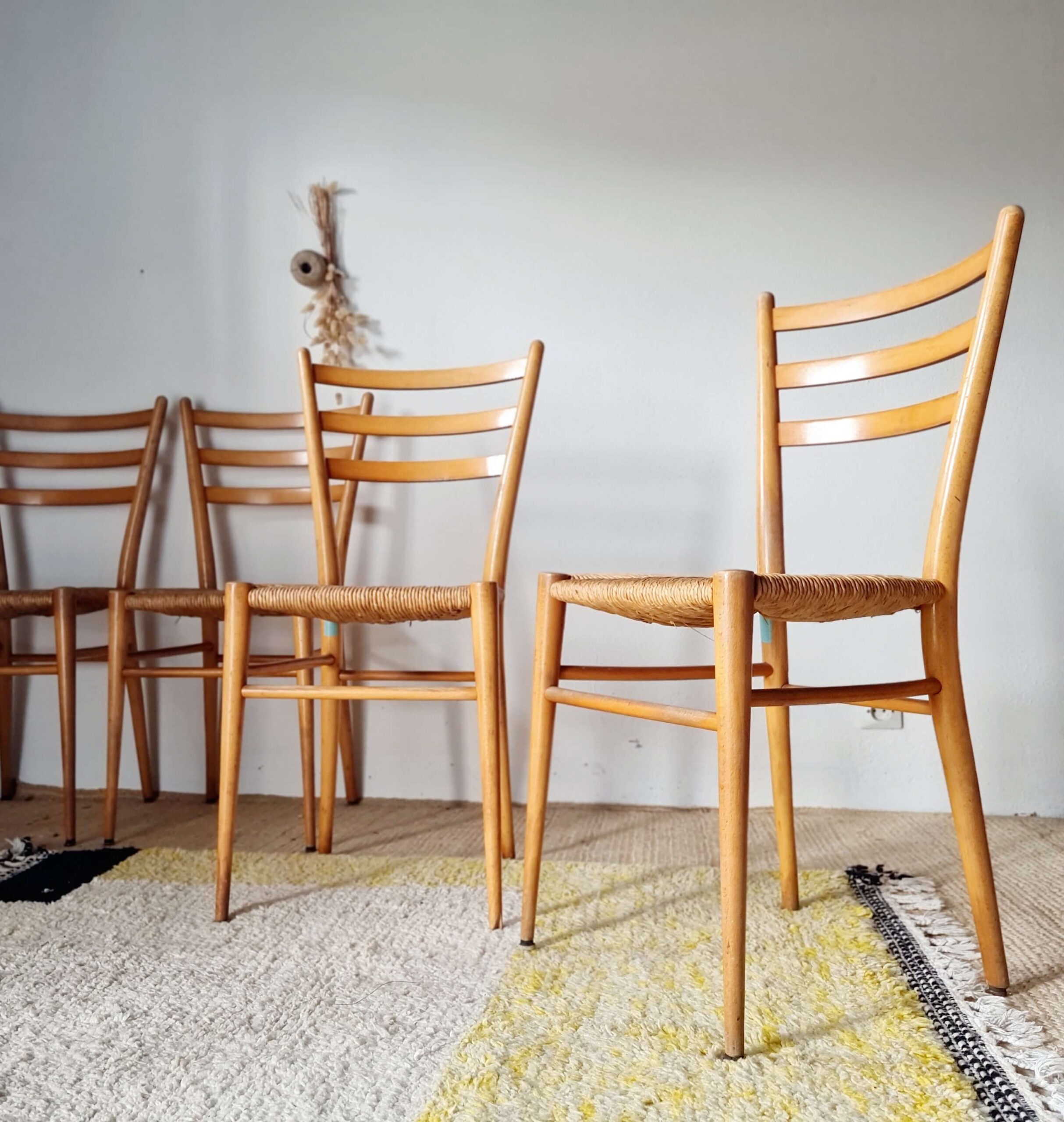 Suite de 4 chaises italiennes vintage en bois et paille