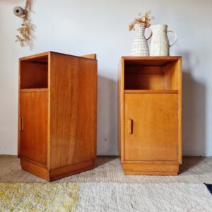 Paire de chevets Art Déco en chêne blond par A. Gardner & Son