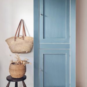 Armoire type parisienne haute étroite – Bleu Paon & Intérieur crème