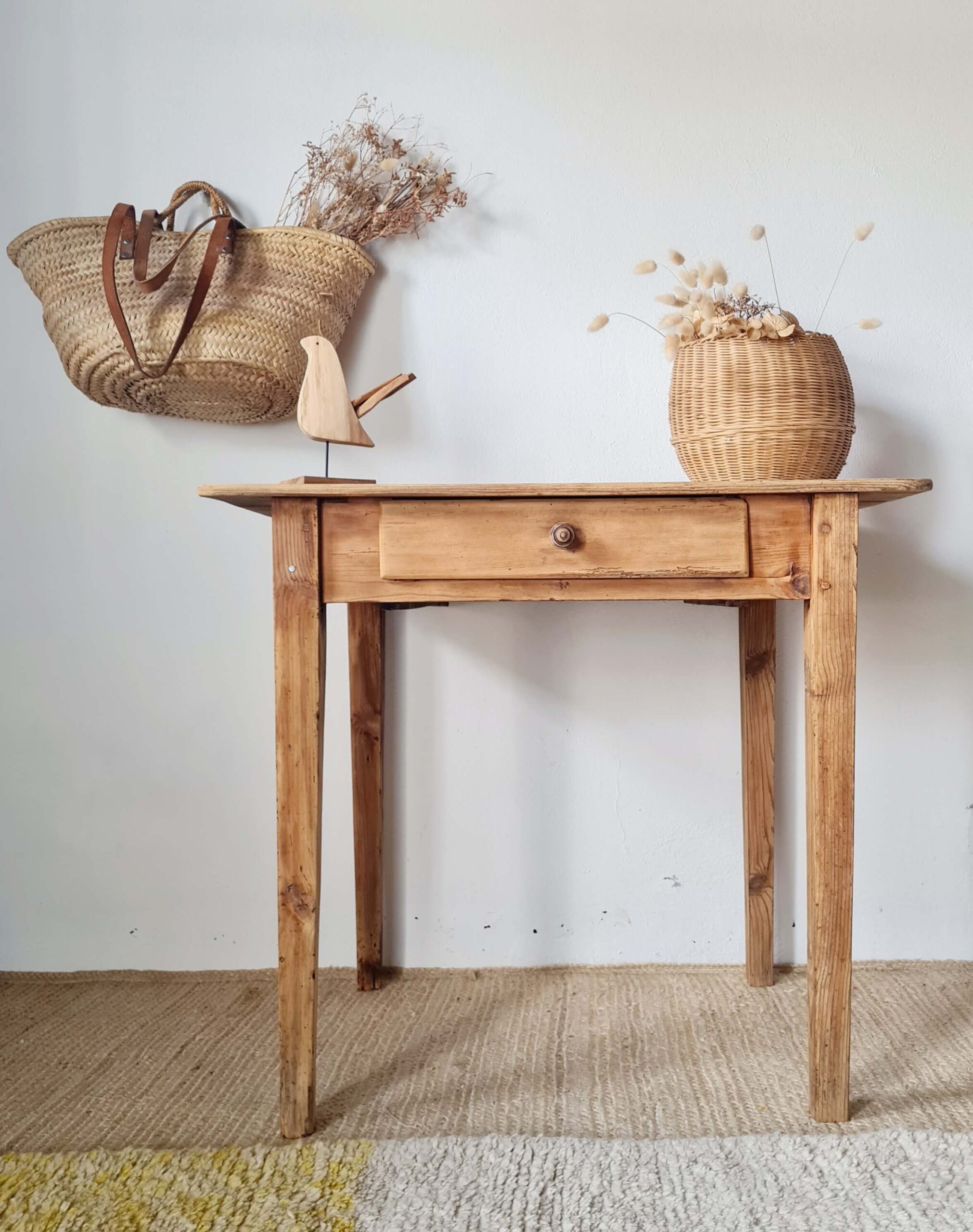 Petite table de ferme ancienne en bois brut