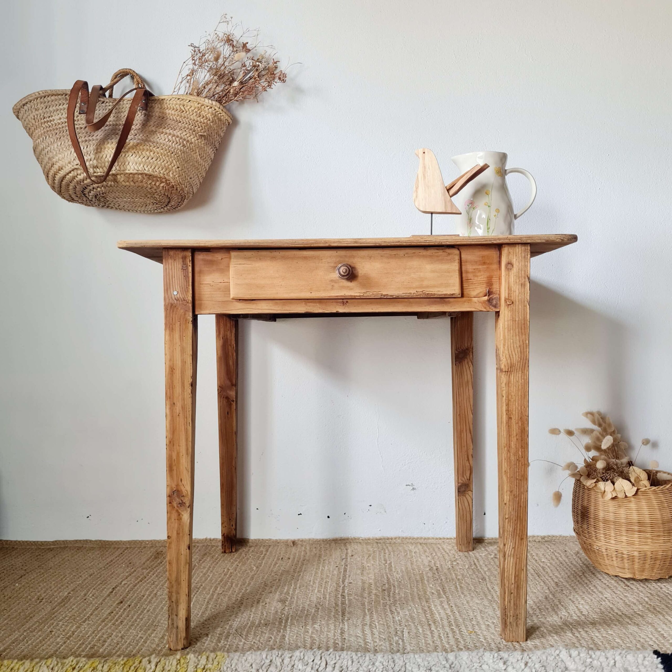 Petite table de ferme ancienne en bois brut