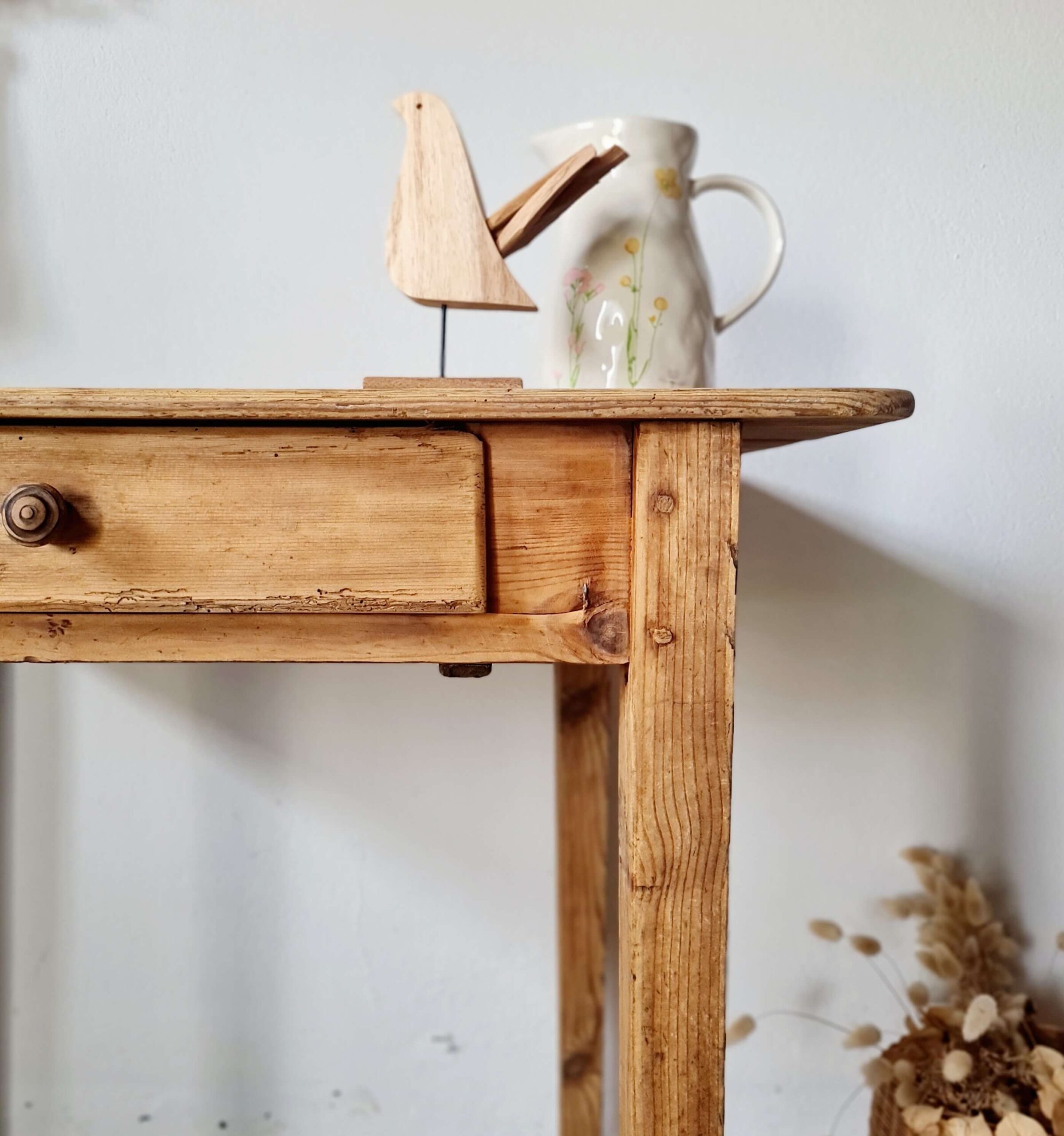 Petite table de ferme ancienne en bois brut