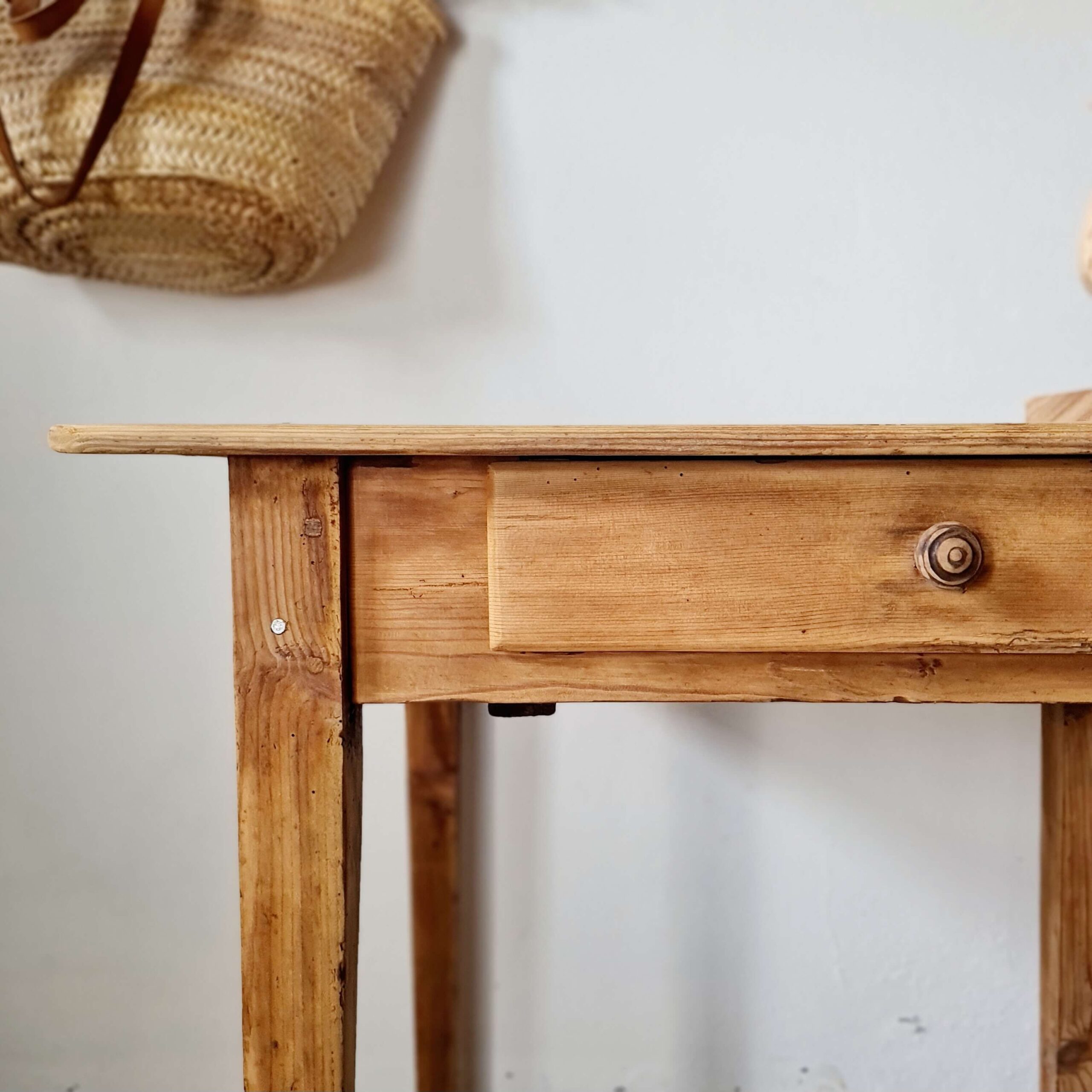 Petite table de ferme ancienne en bois brut