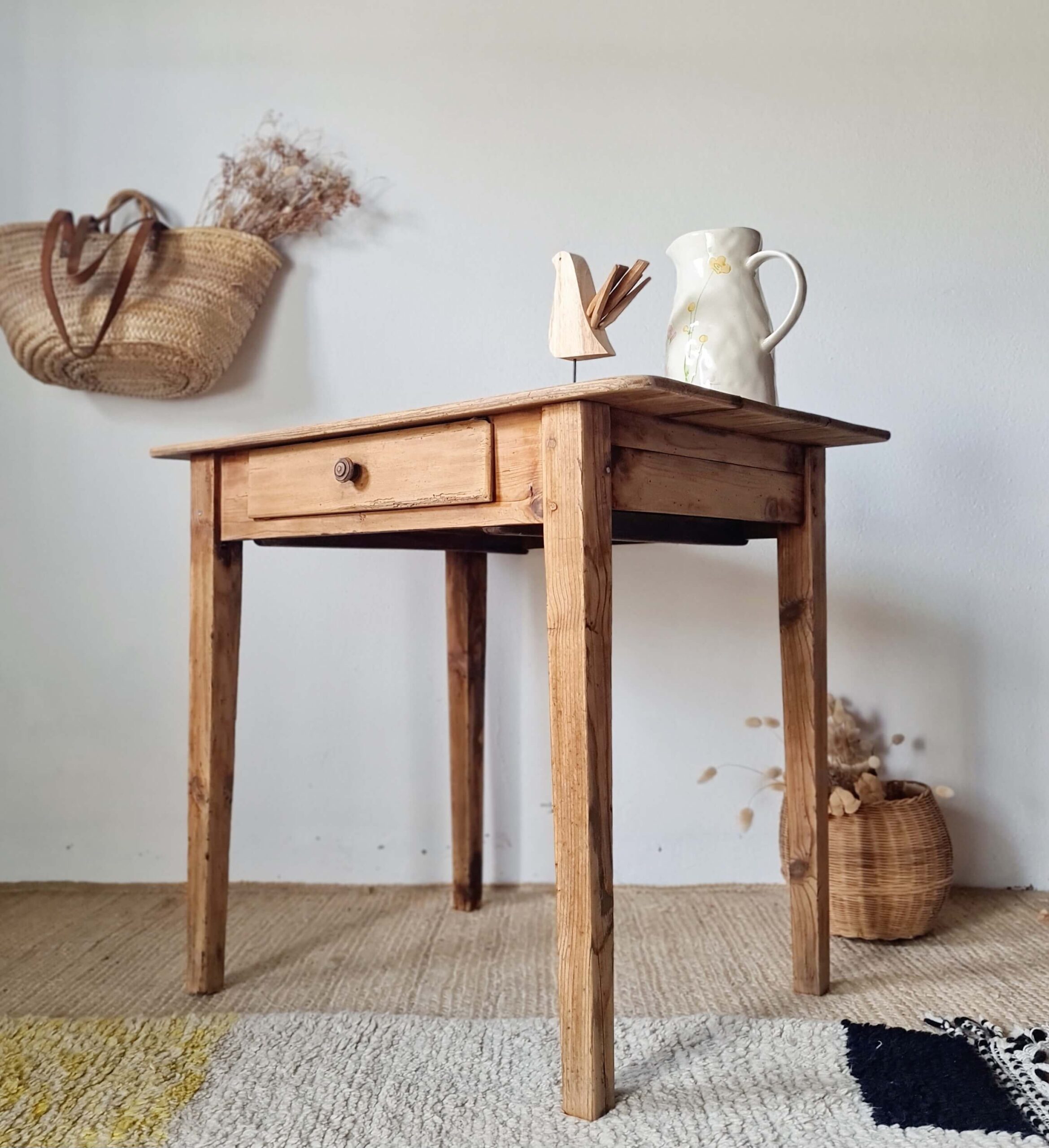 Petite table de ferme ancienne en bois brut