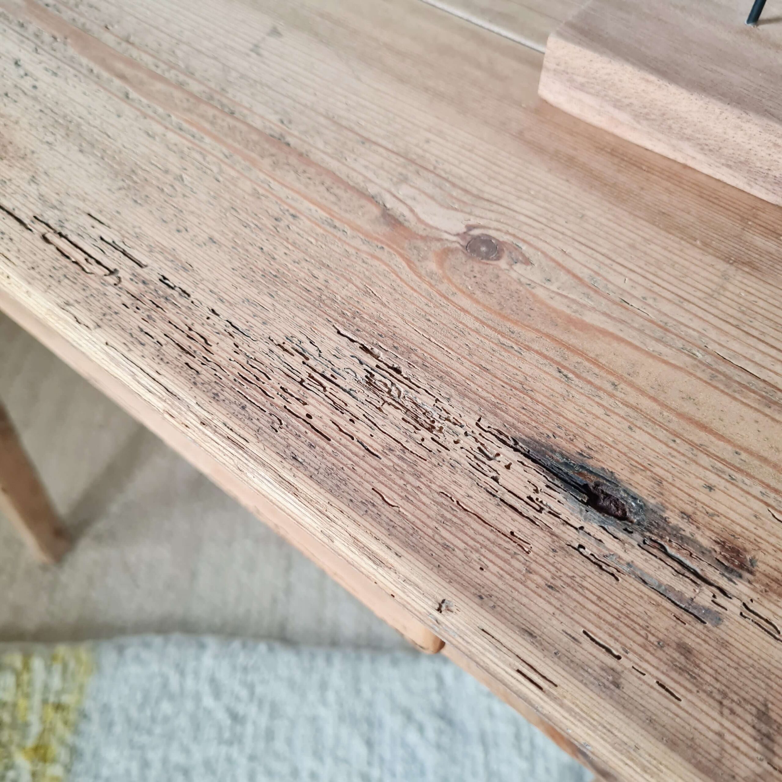 Petite table de ferme ancienne en bois brut