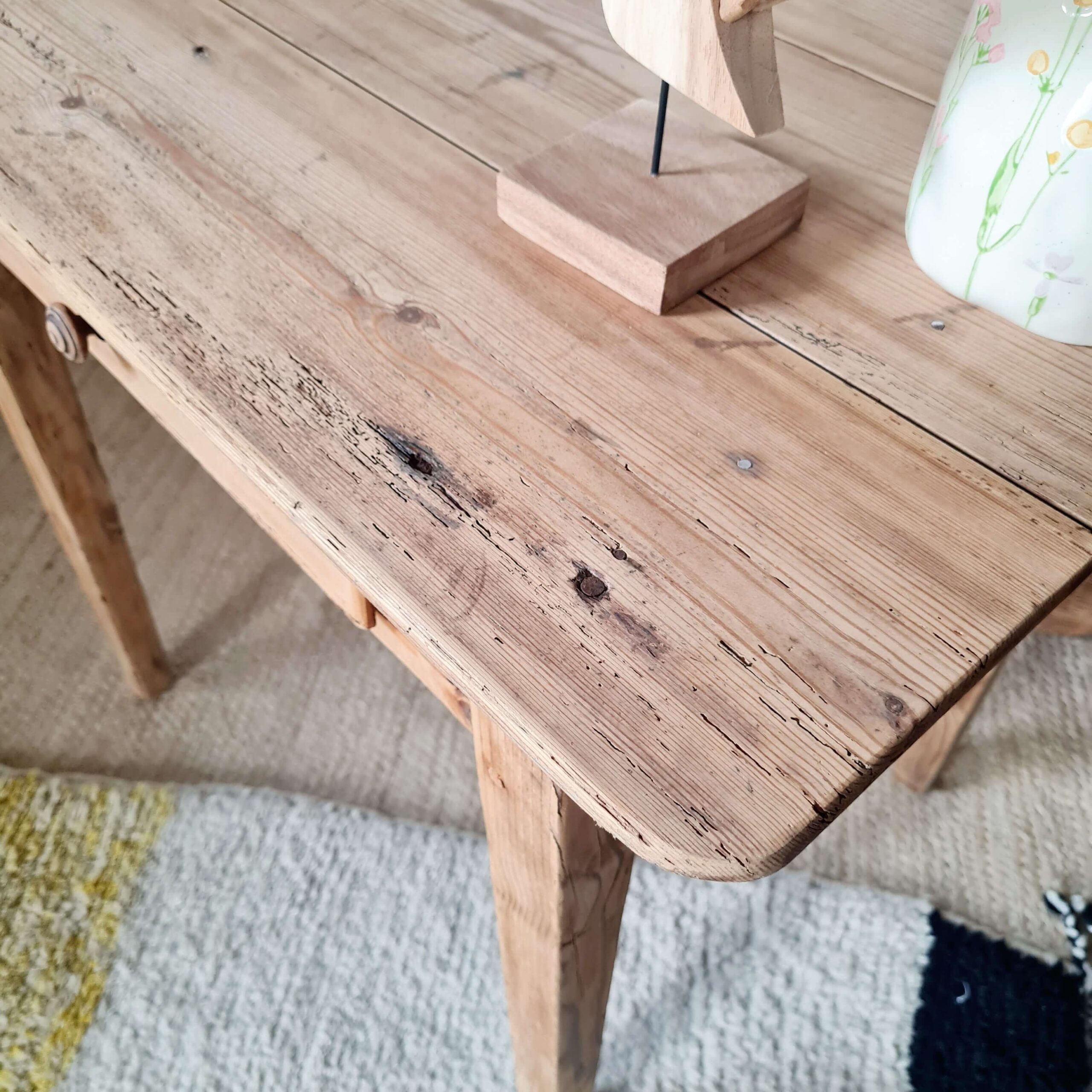 Petite table de ferme ancienne en bois brut