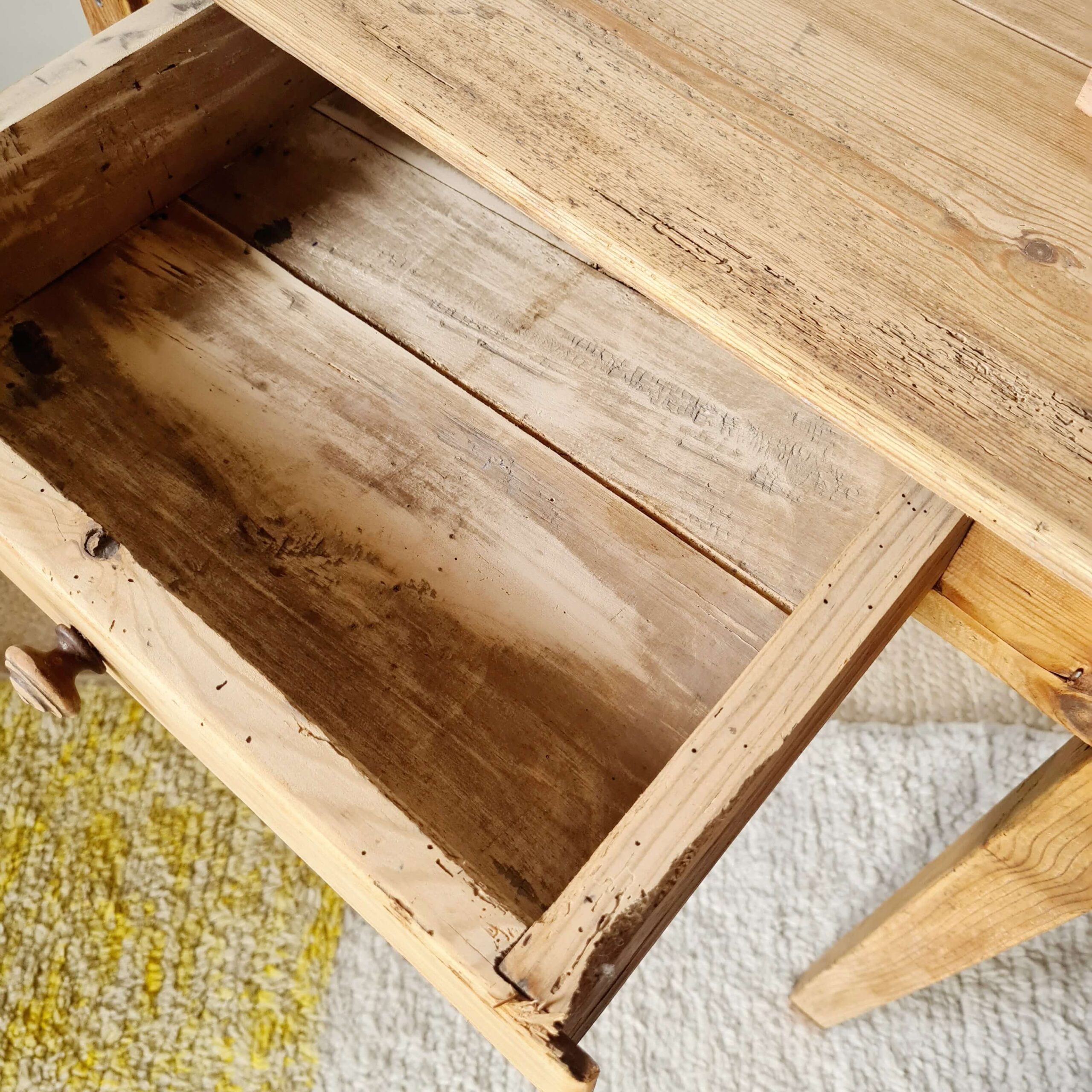 Petite table de ferme ancienne en bois brut