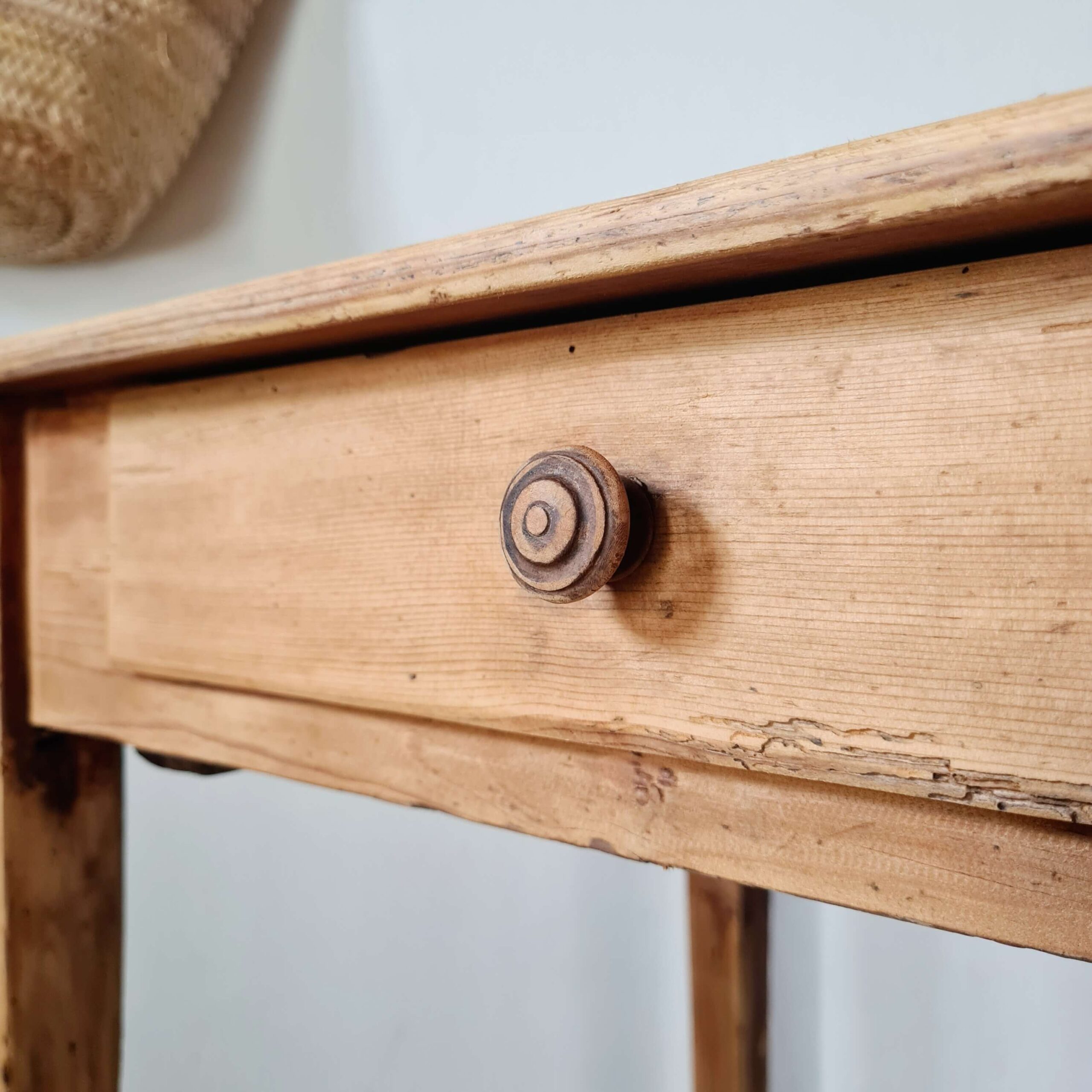 Petite table de ferme ancienne en bois brut
