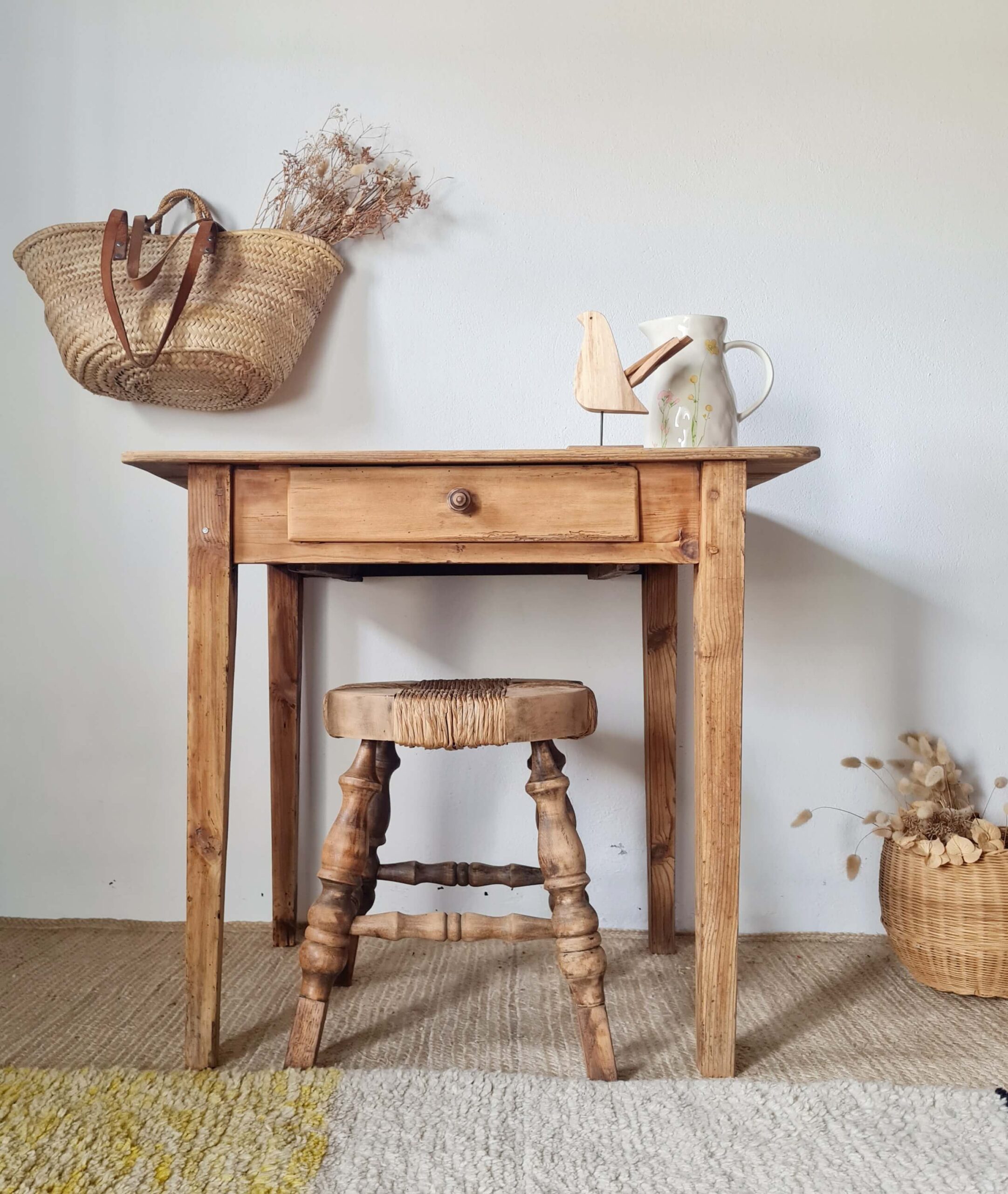 Petite table de ferme ancienne en bois brut