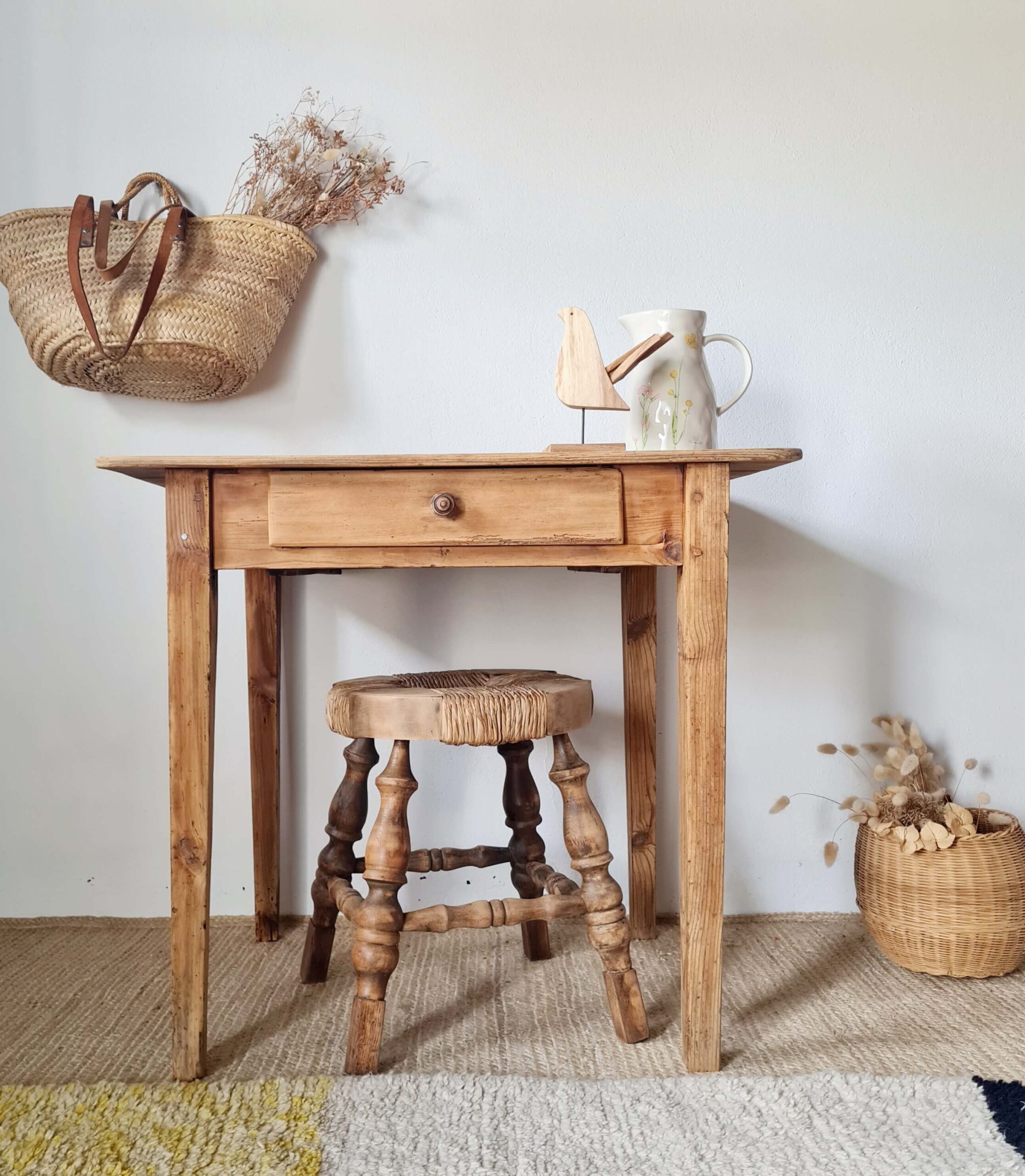 Petite table de ferme ancienne en bois brut – Image 2