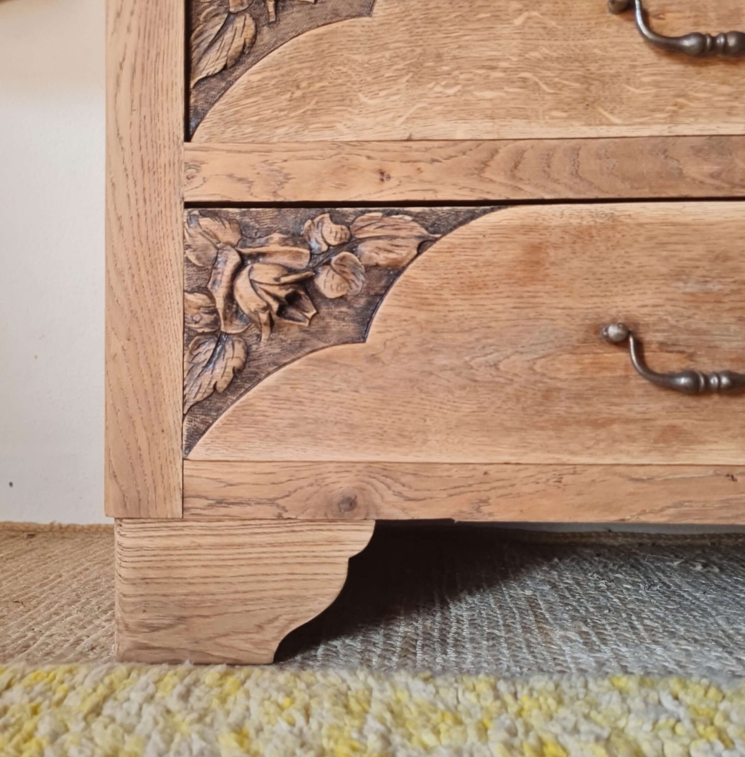 Commode art déco en chêne brut et tiroirs sculptés – Image 3