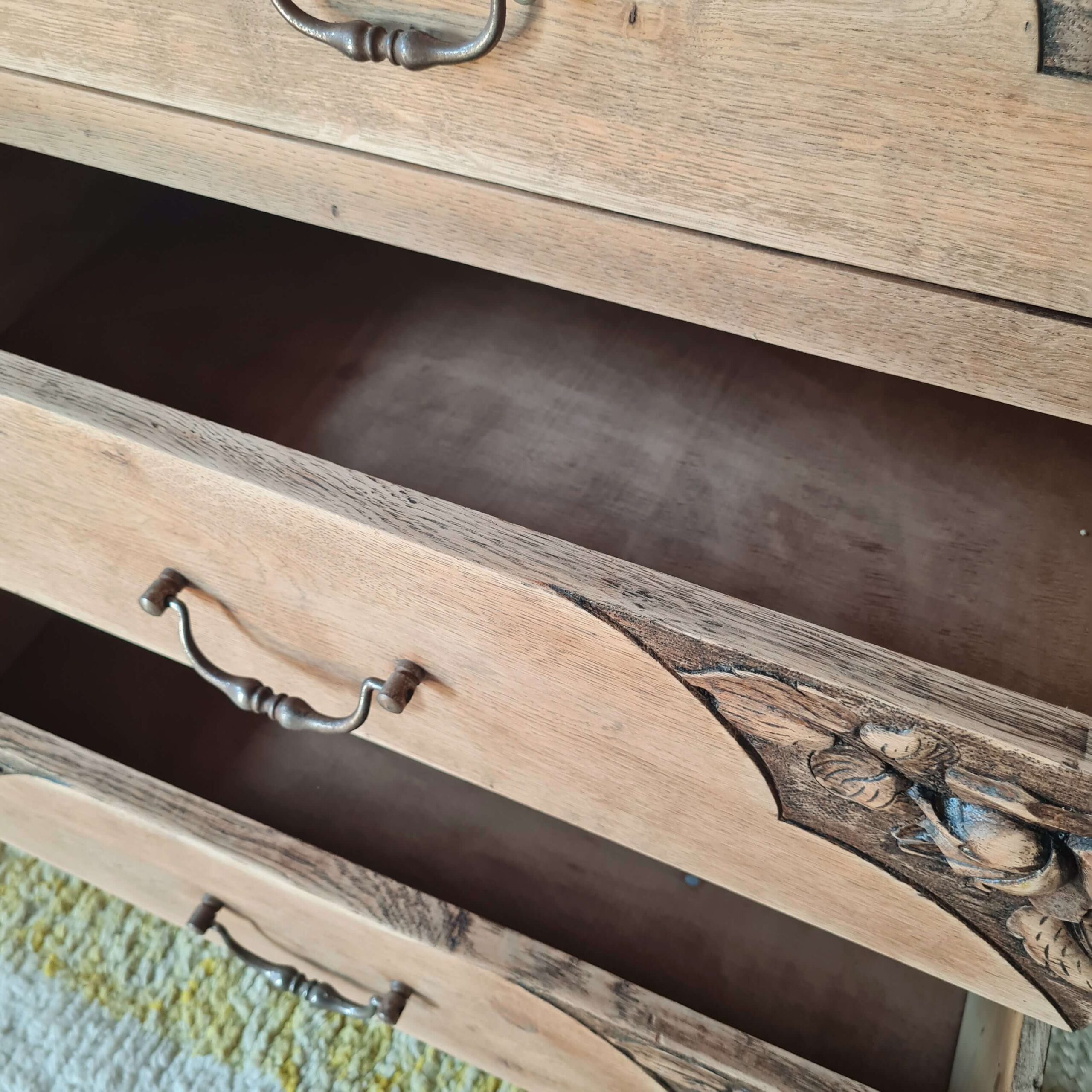 commode-bois-brut-tiroirs-ouverts-sculpture-fleur